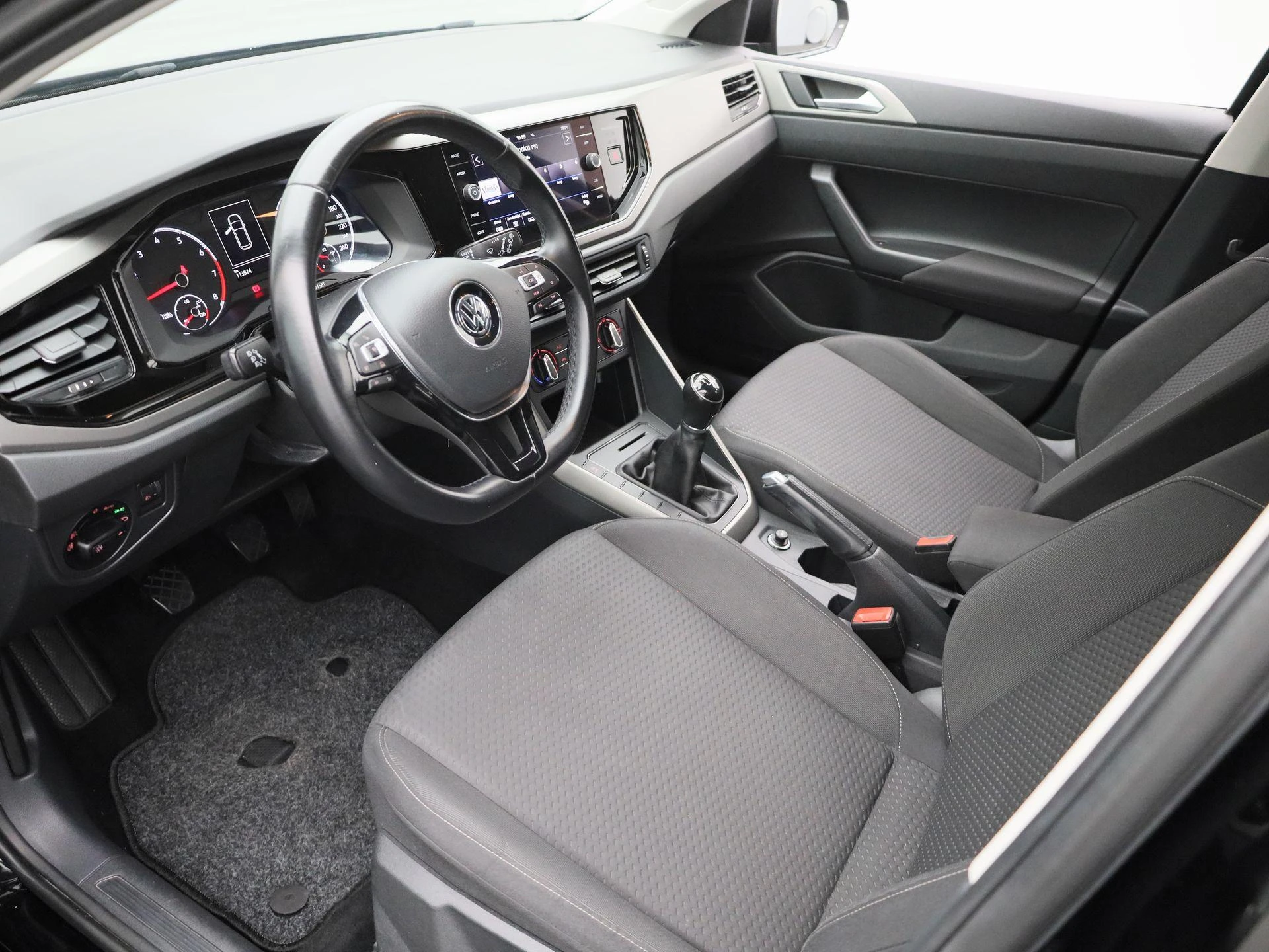 Volkswagen-Polo-image-15