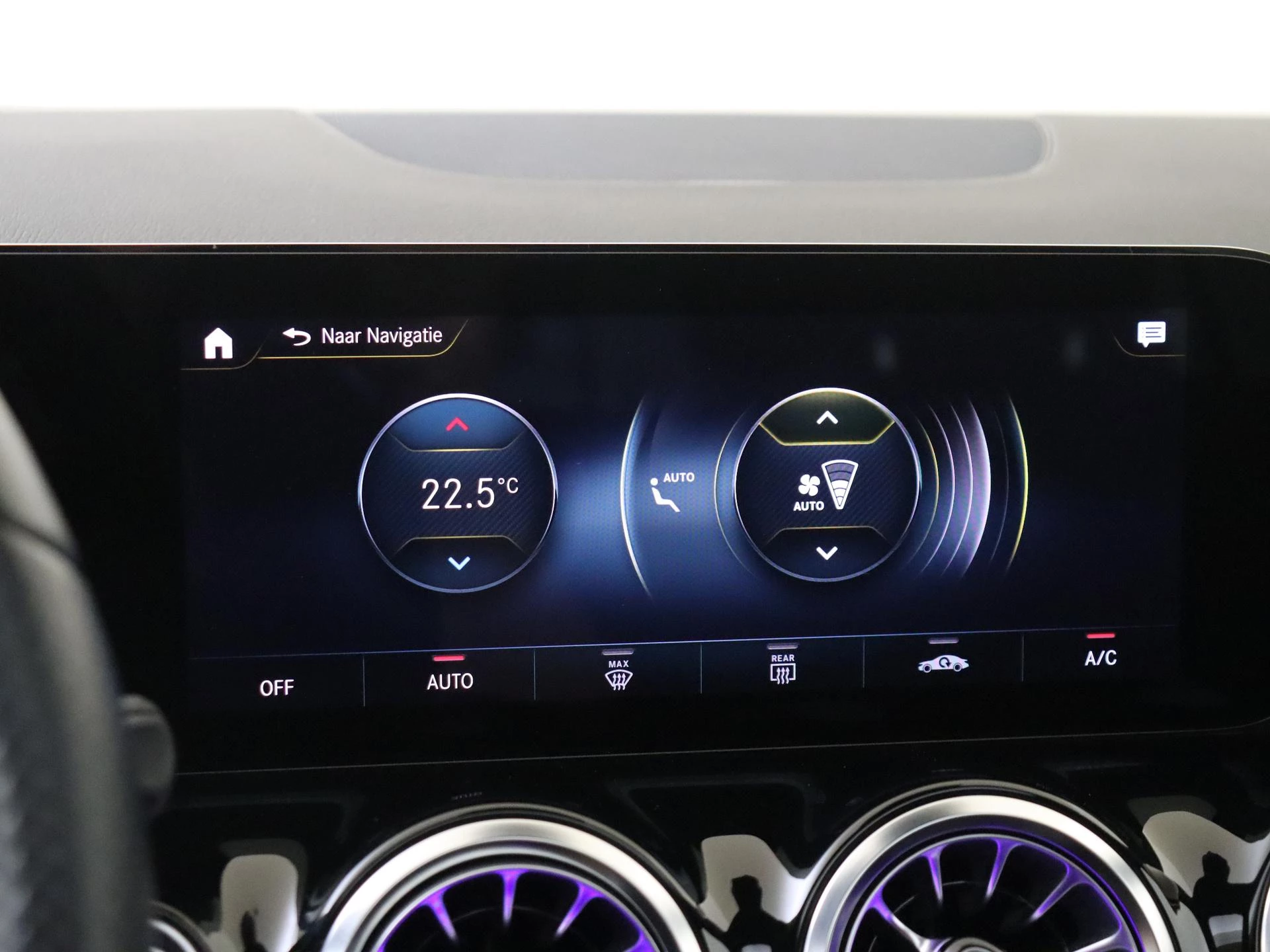 Mercedes-Benz-GLA-image-17