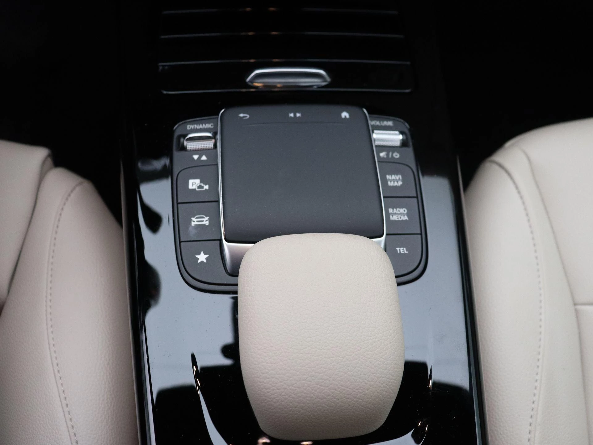 Mercedes-Benz Classe A 180 Luxury Line Limousine + LEDER + TREKHAAK + CAMERA +