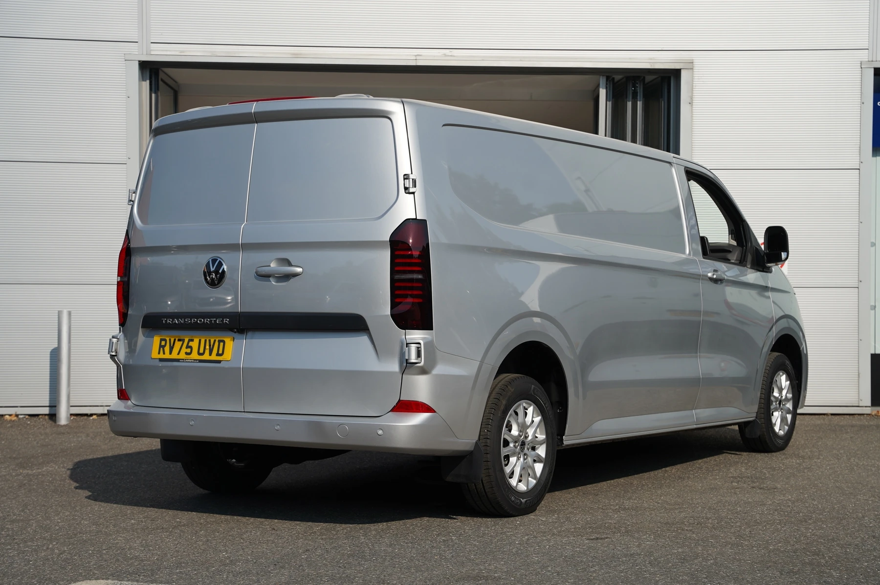 Volkswagen-Transporter-image-12
