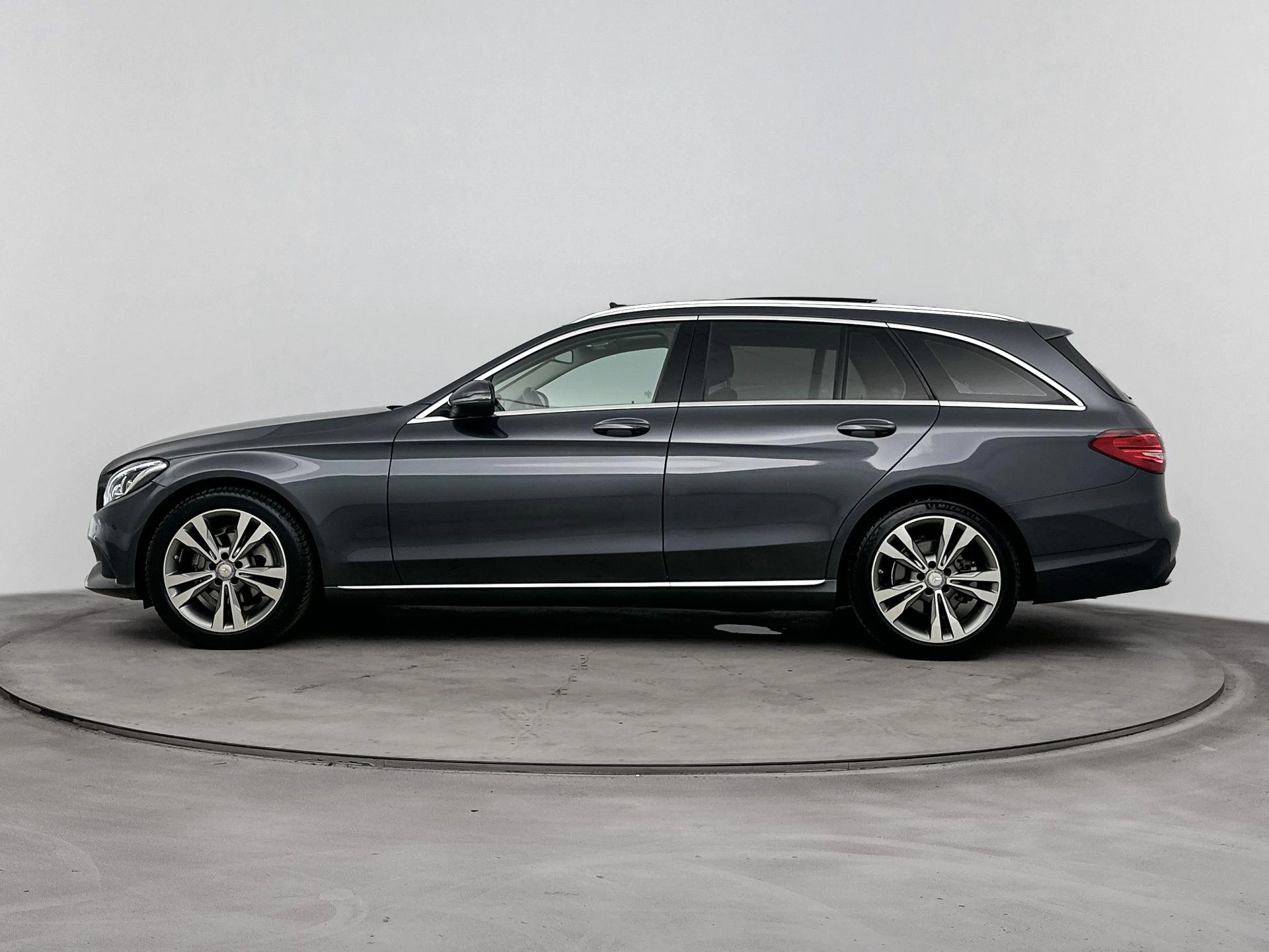 Mercedes-Benz-C-Klasse-image-1