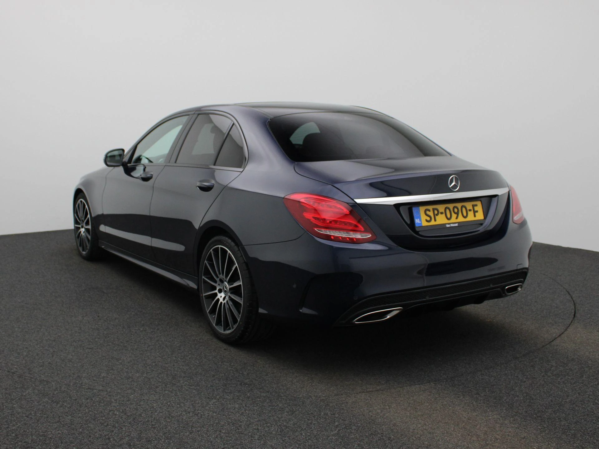 Mercedes-Benz-C-Klasse-image-1