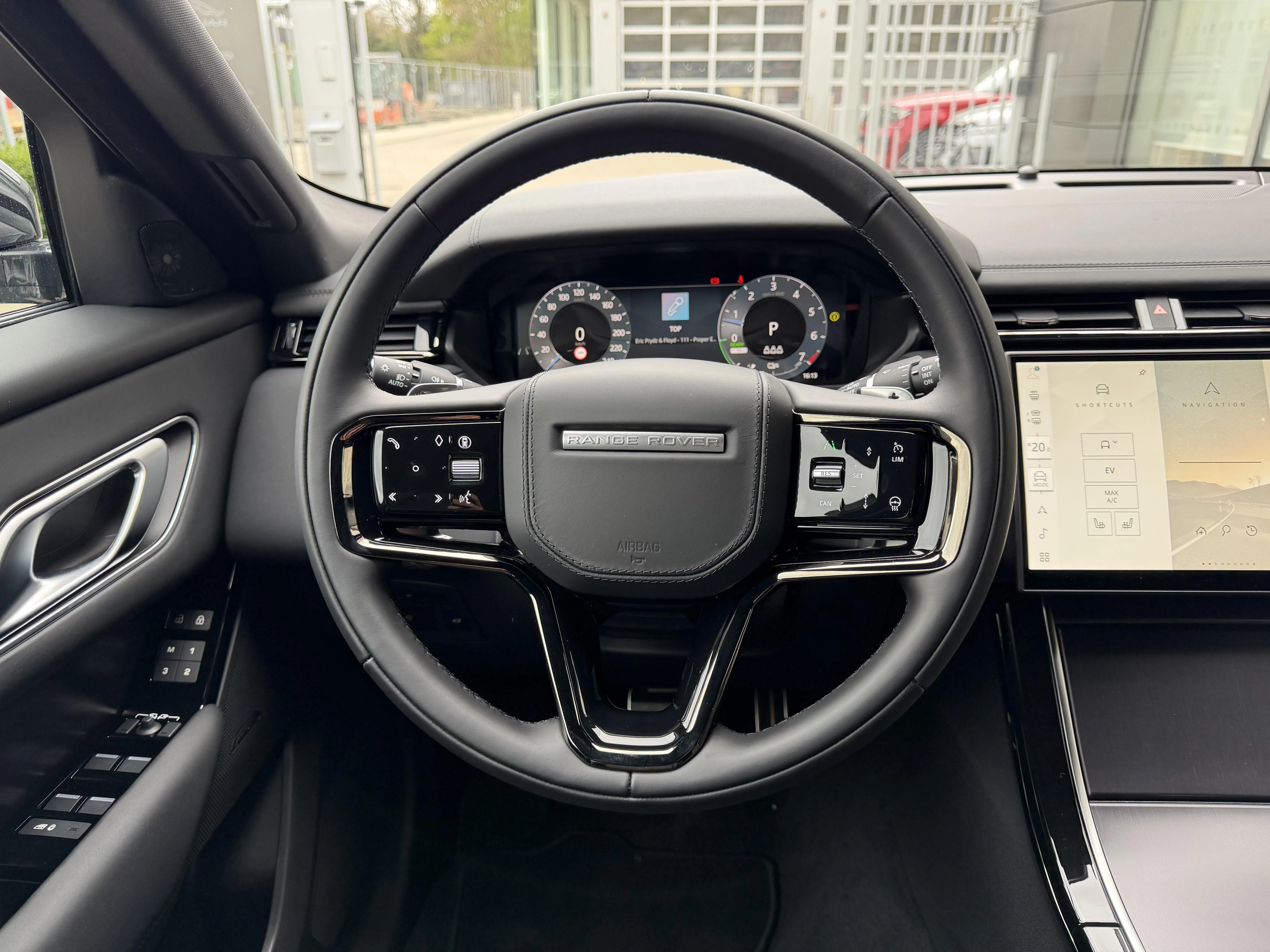 Land Rover Range Rover Velar P400e Dynamic SE AWD Auto. 26.5MY