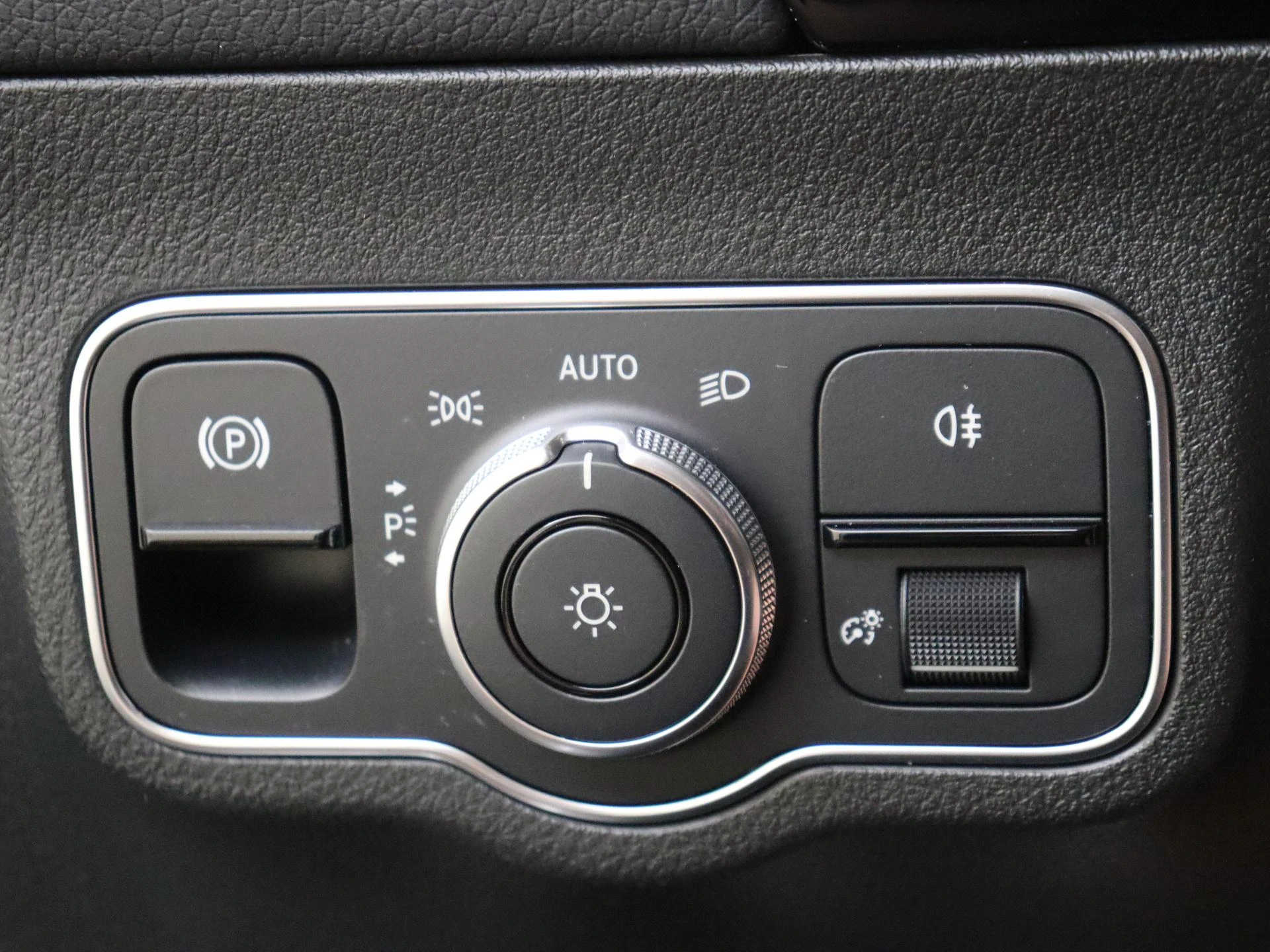 Mercedes-Benz-GLA-image-24