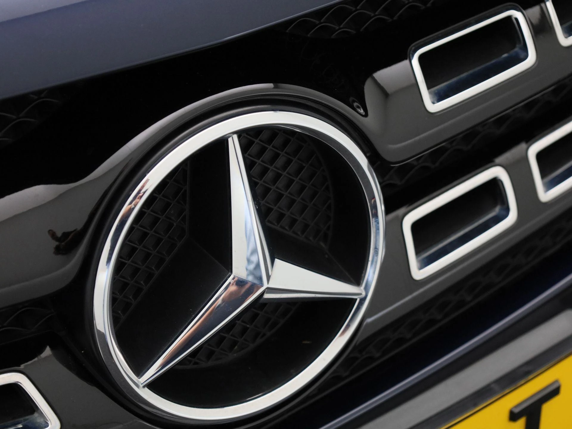 Mercedes-Benz-GLA-image-33