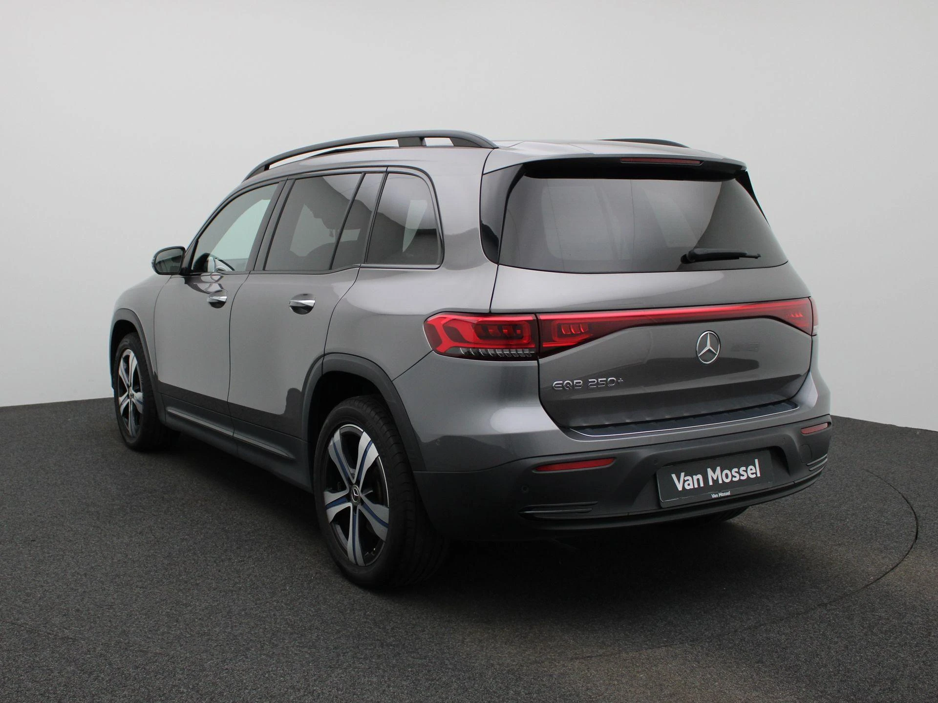 Mercedes-Benz-EQB-image-1
