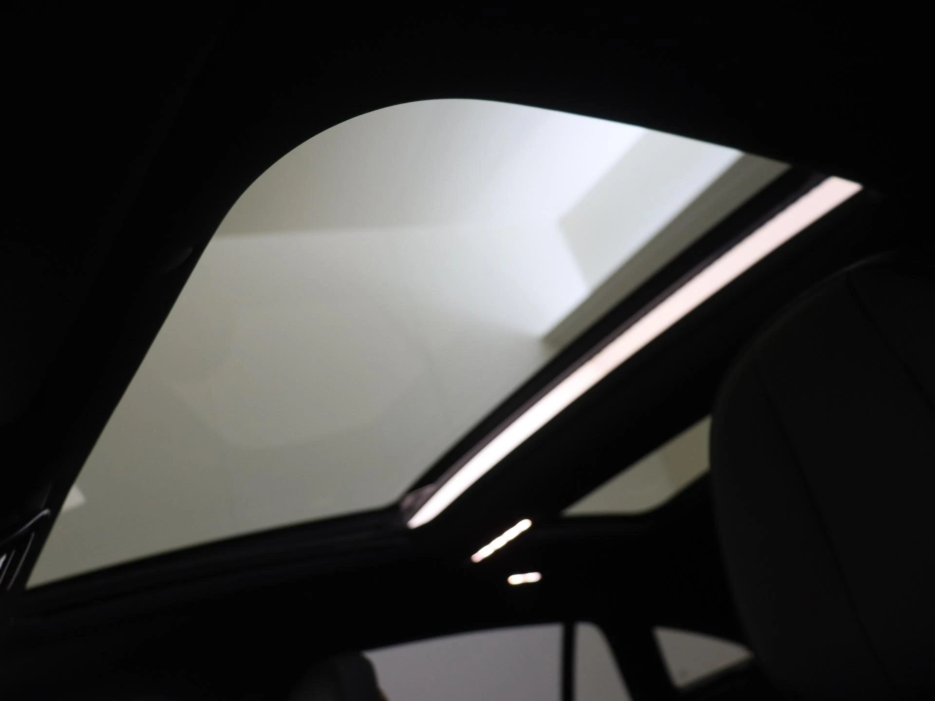 Mercedes-Benz-EQS-image-27