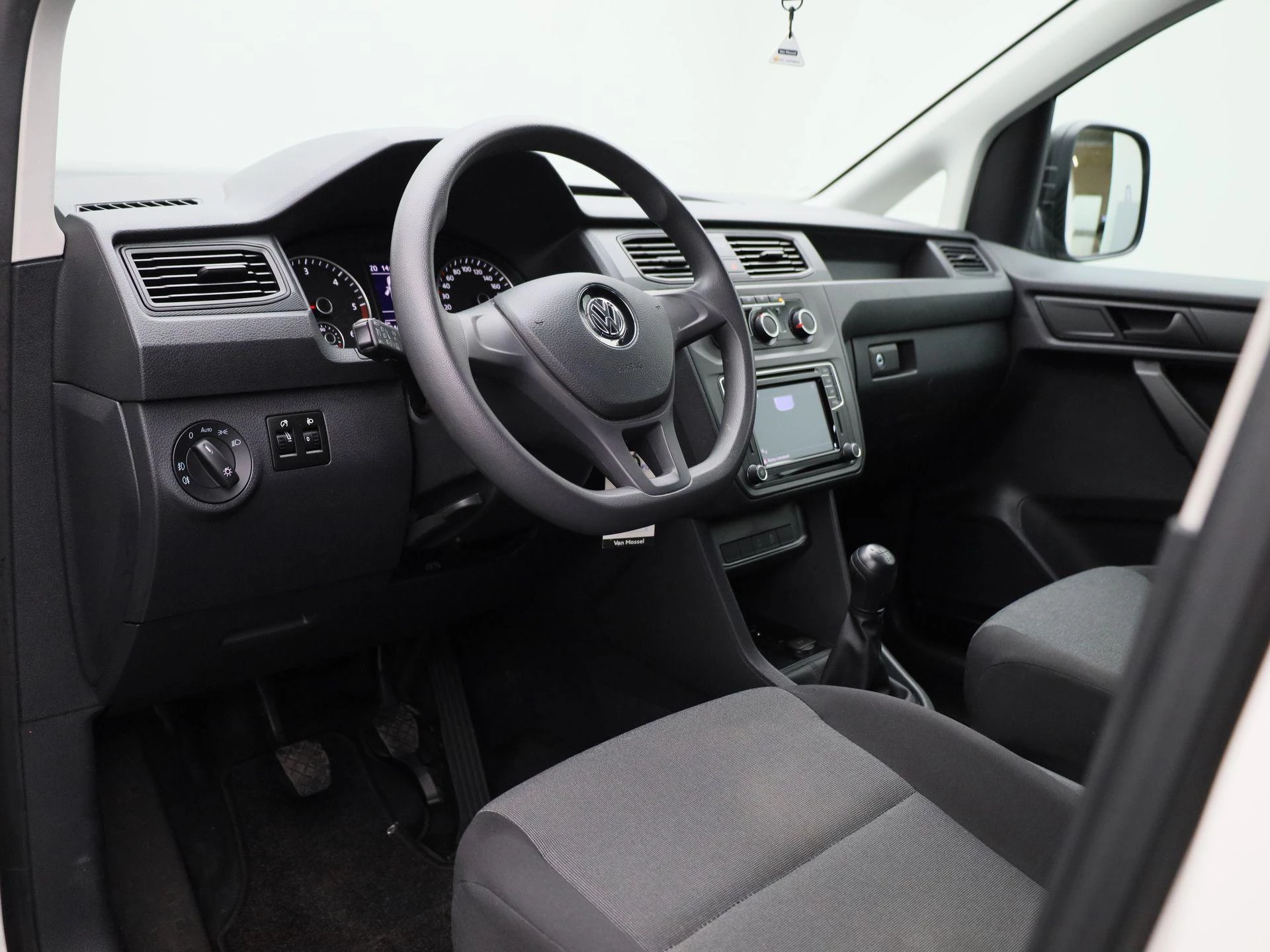 Volkswagen-Caddy-image-29