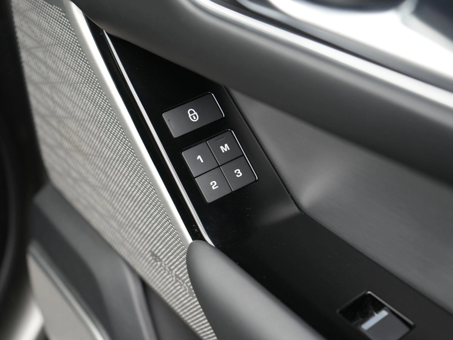 Land Rover-Range Rover Velar-image-38