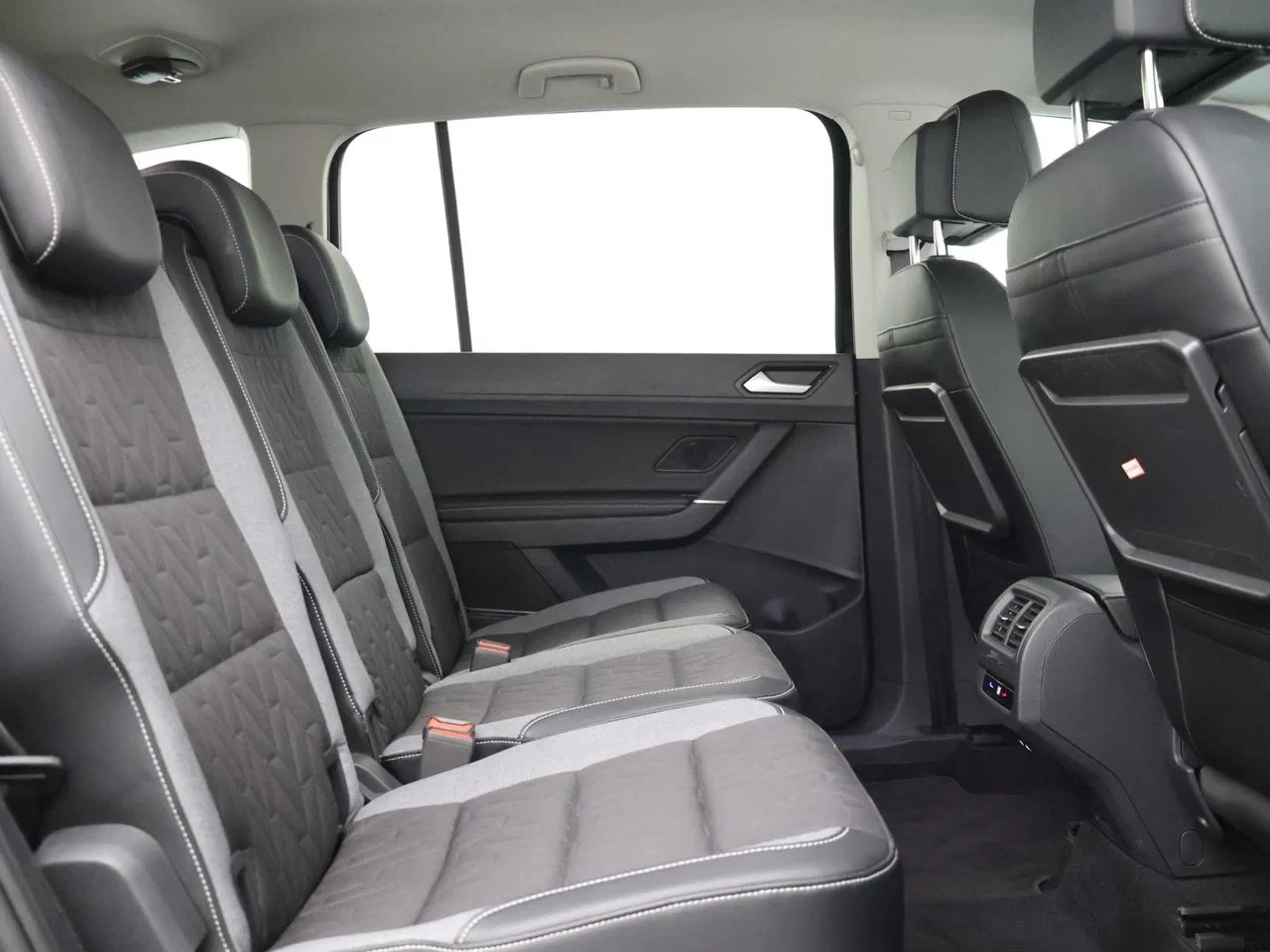 Volkswagen-Touran-image-27