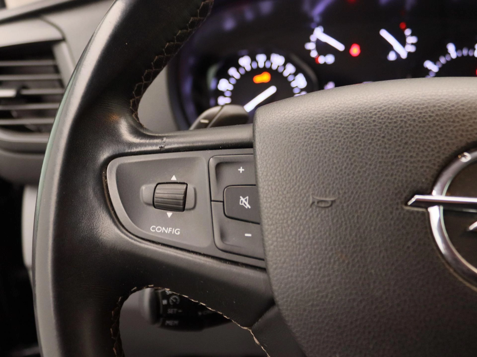 Opel-Vivaro-image-16