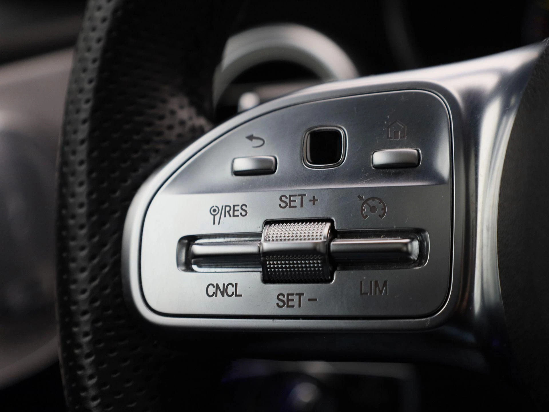 Mercedes-Benz-C-Klasse-image-17