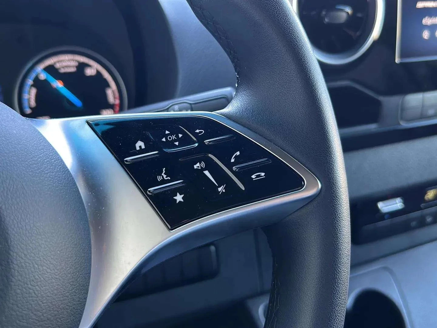 Mercedes-Benz-eSprinter-image-12