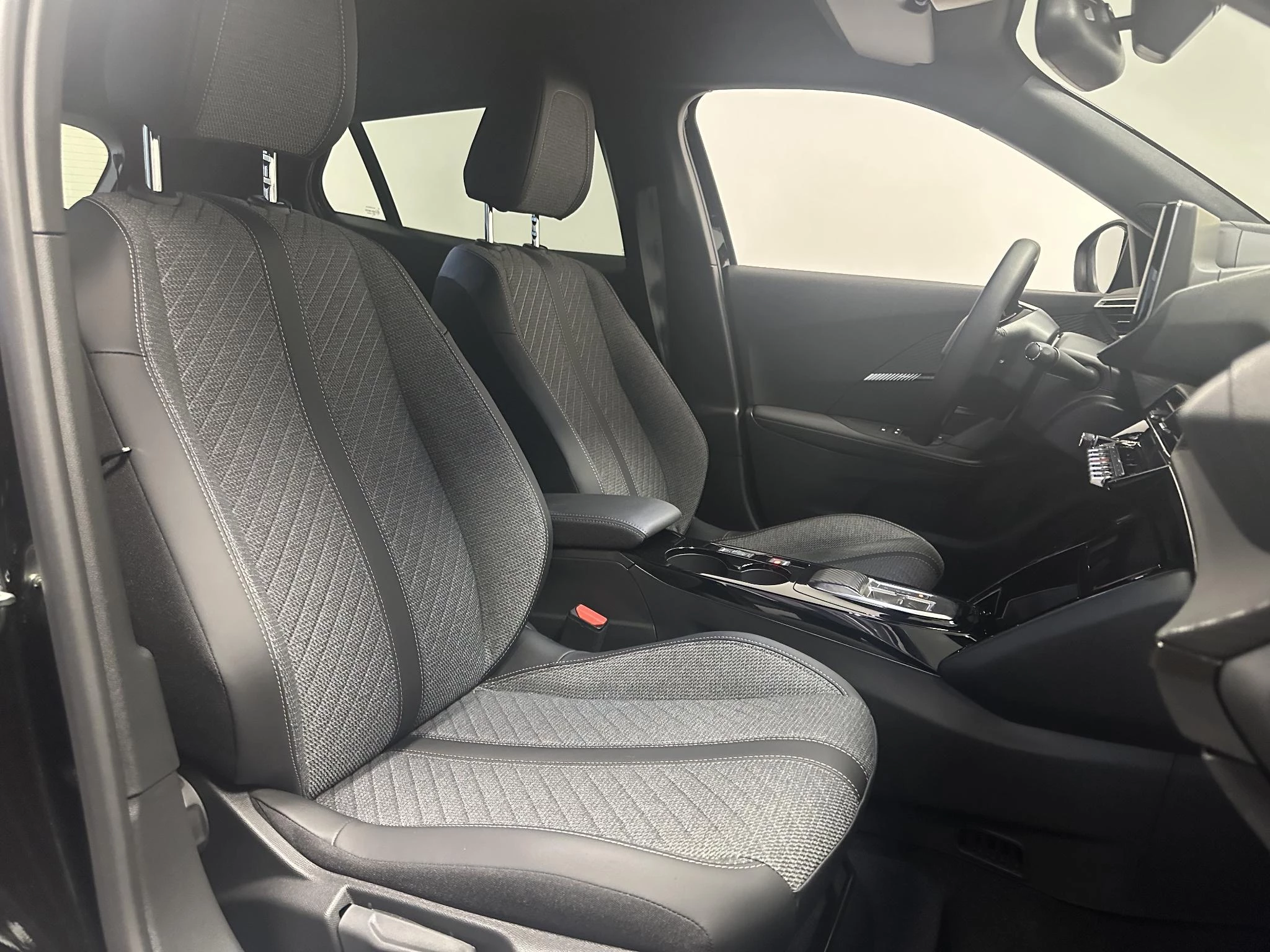 Peugeot-e-2008-image-6