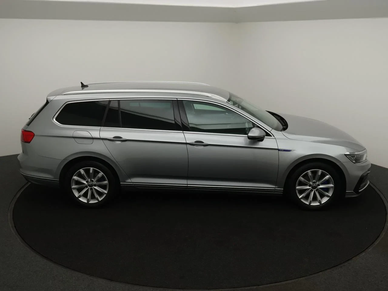 Volkswagen-Passat-image-8