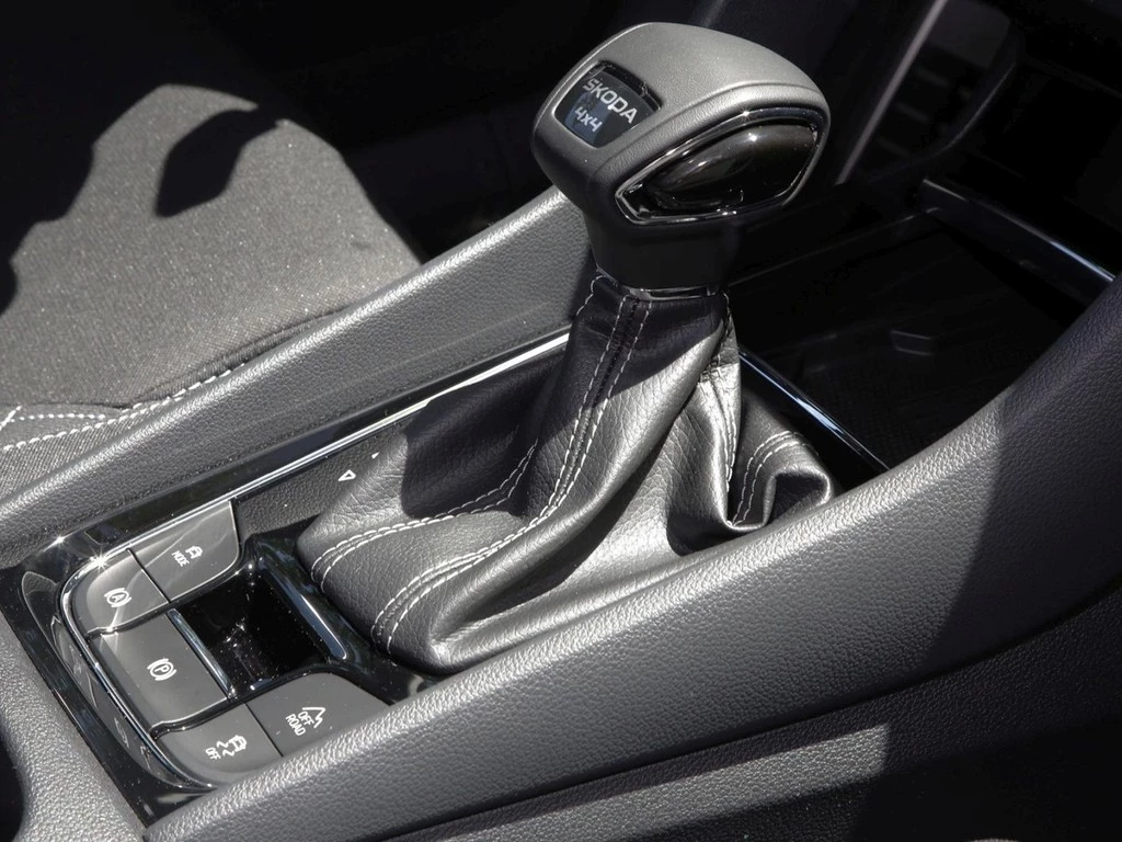 Škoda Karoq Sportline 2.0 TSI UPE 55.990 4x4 Assisst