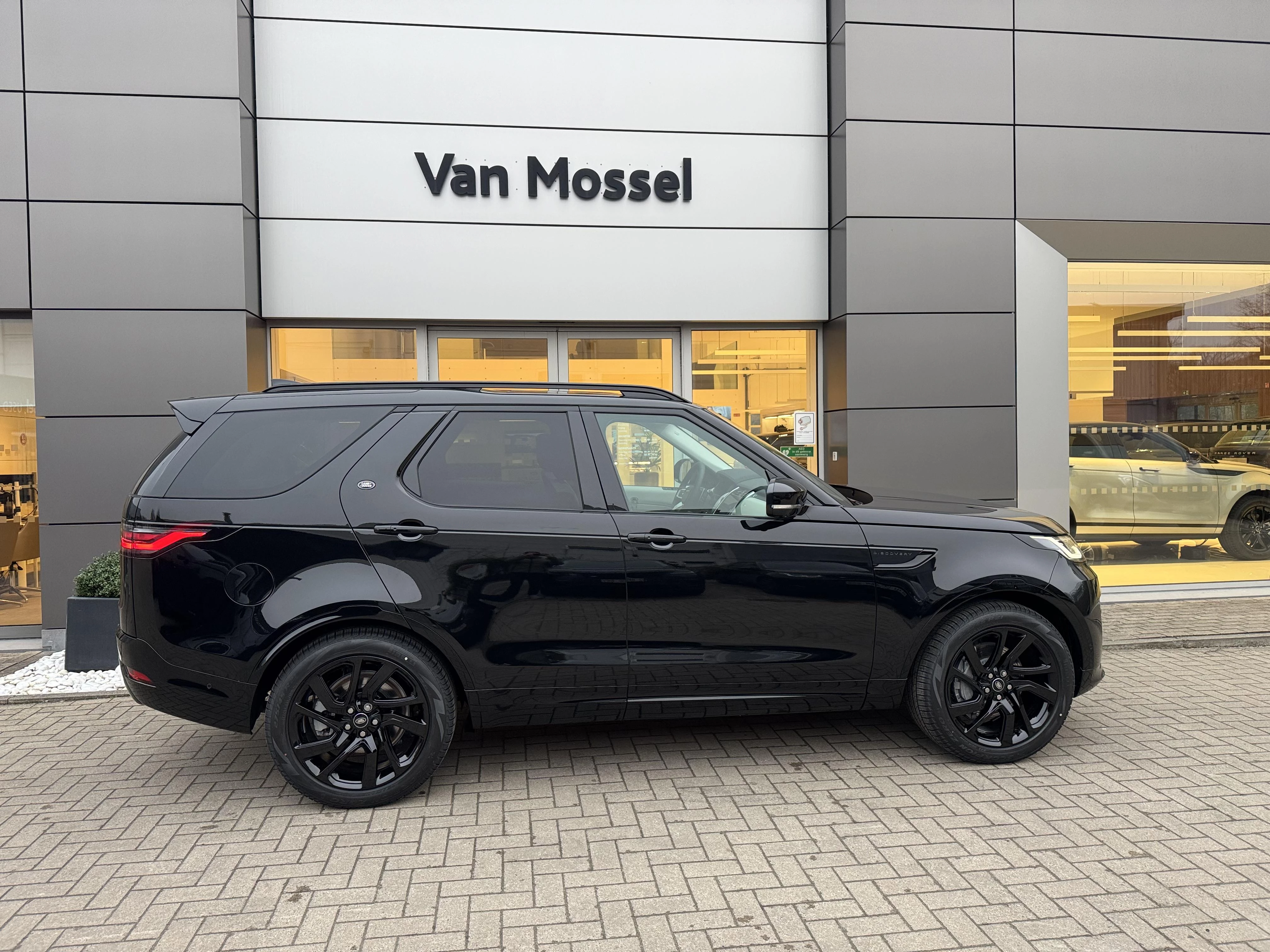 Land Rover-Discovery-image-5