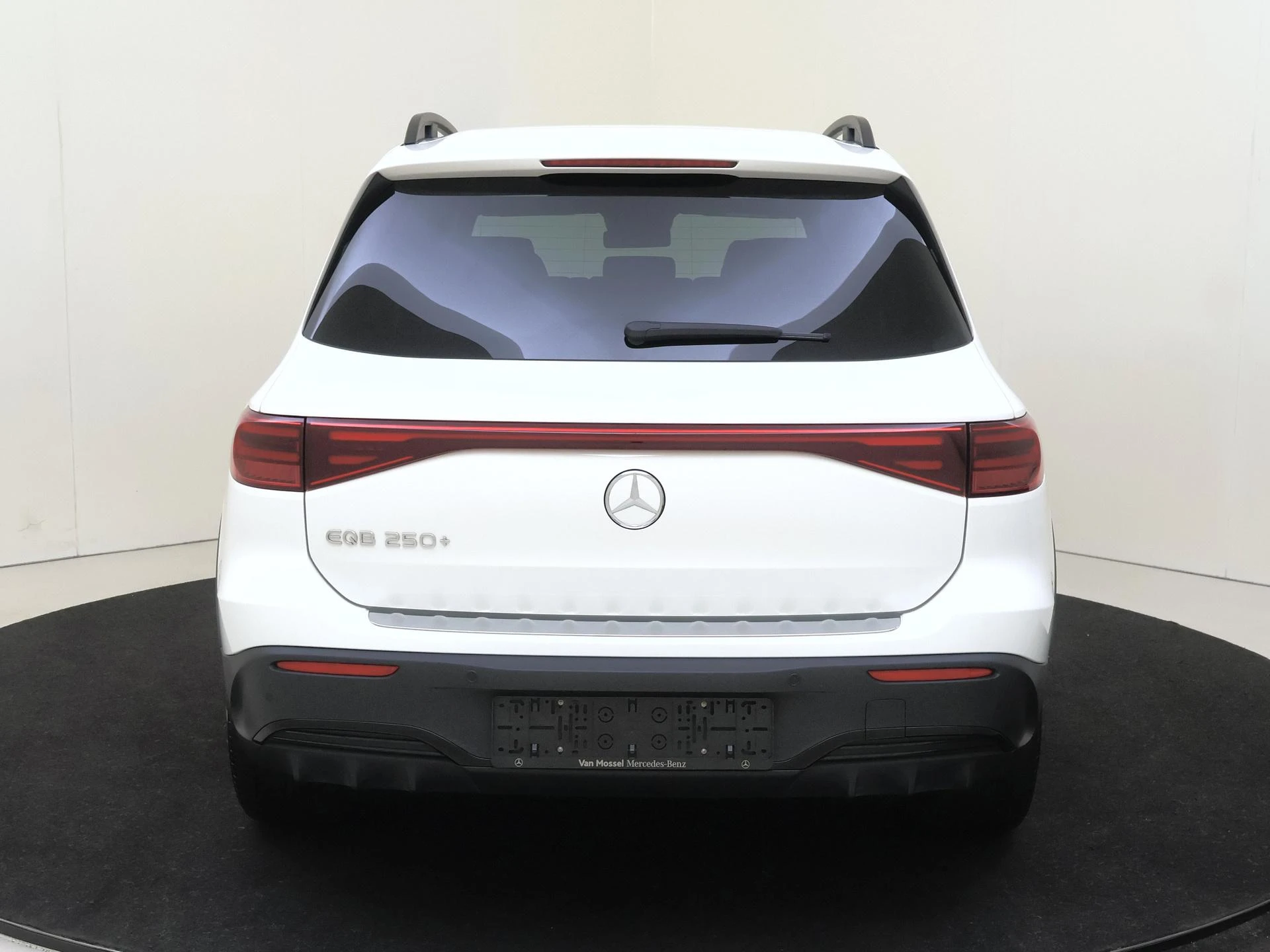Mercedes-Benz-EQB-image-5