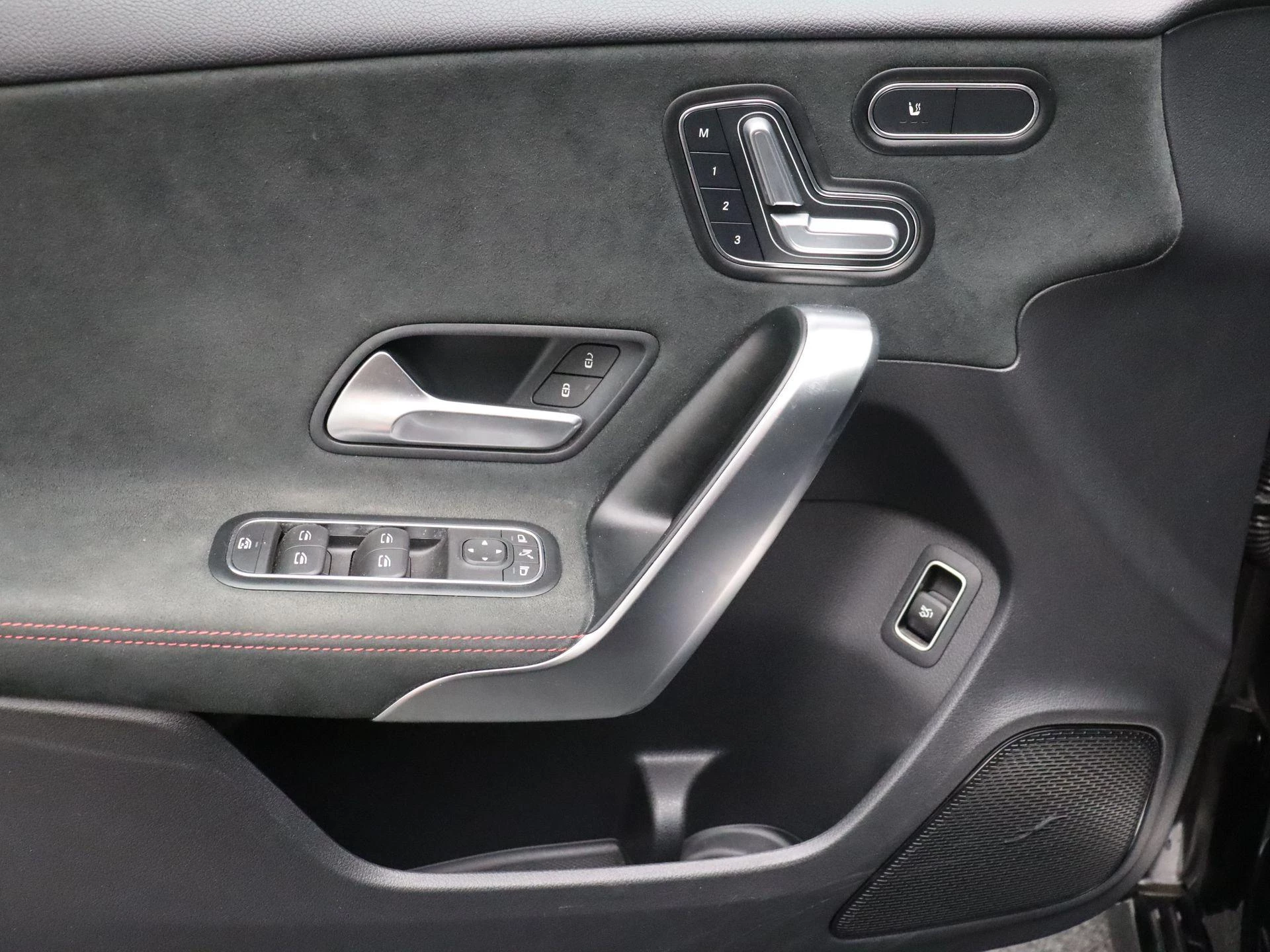 Mercedes-Benz A-Klasse 180 Sedan AMG Line + PANO DAK + MULTIBEAM LED + CARPLAY +