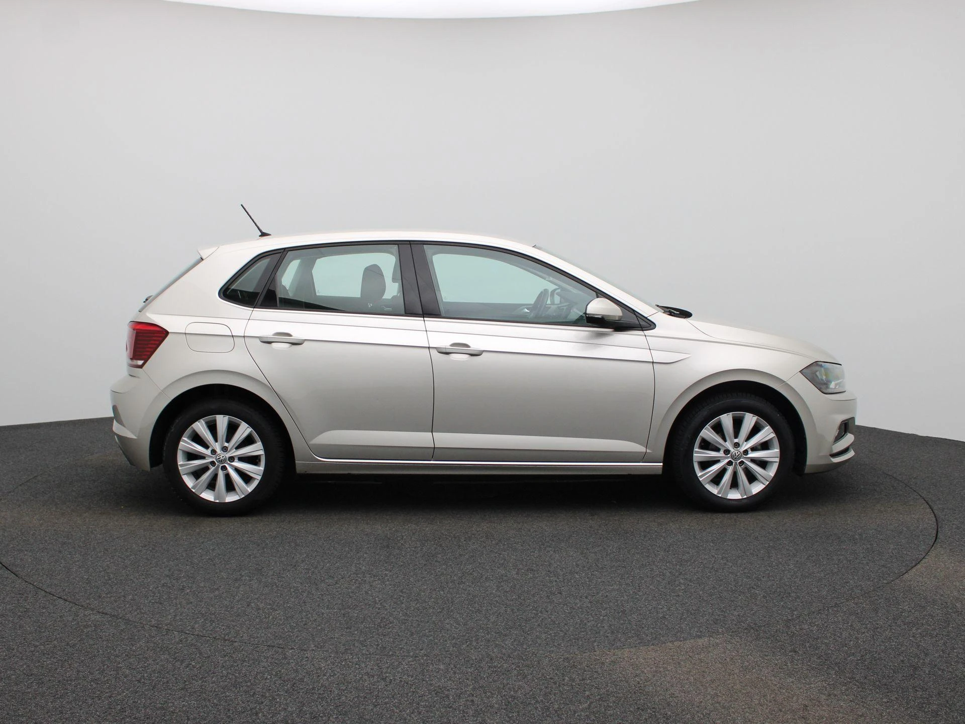 Volkswagen-Polo-image-6