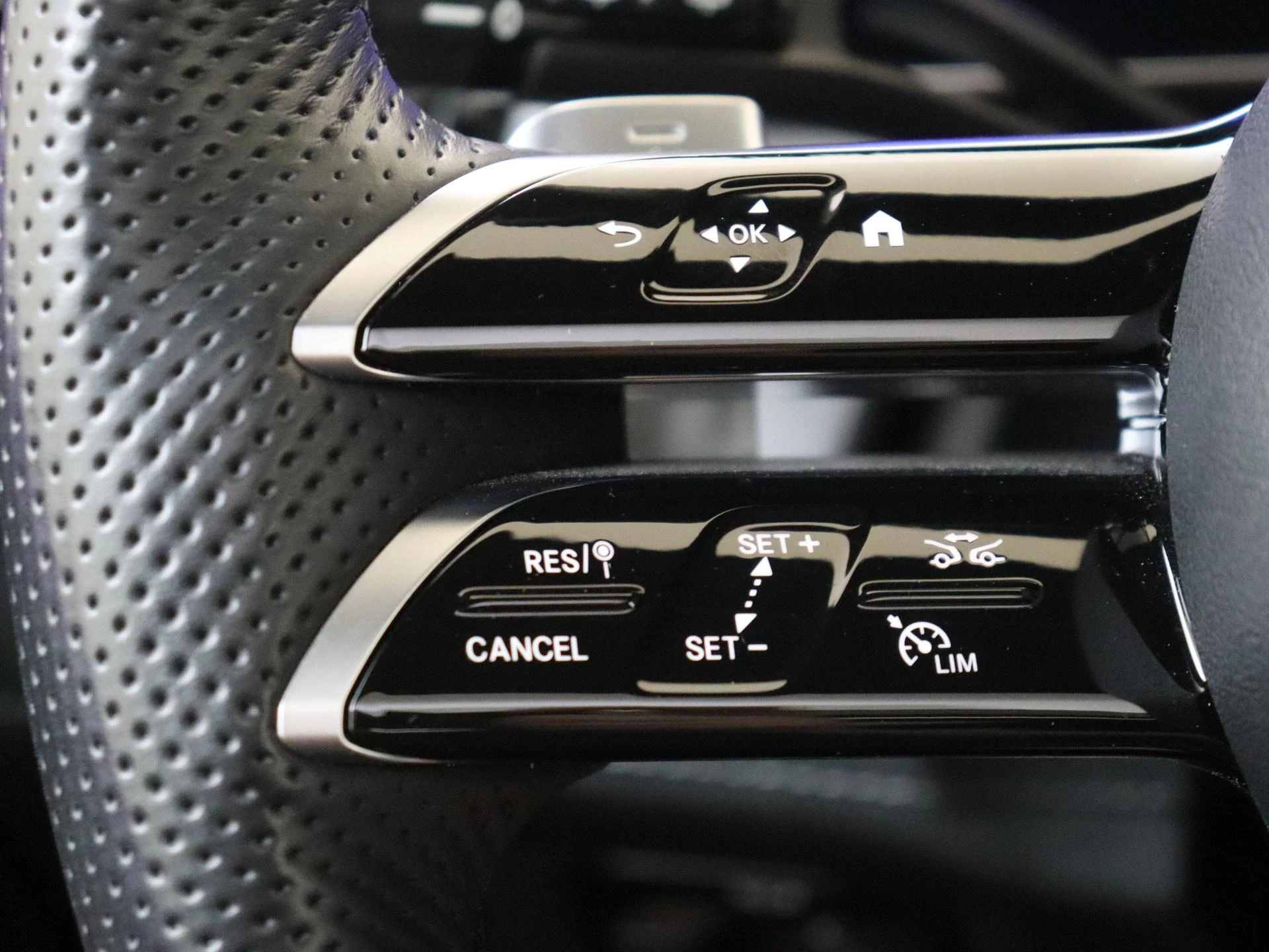 Mercedes-Benz-EQE-image-12