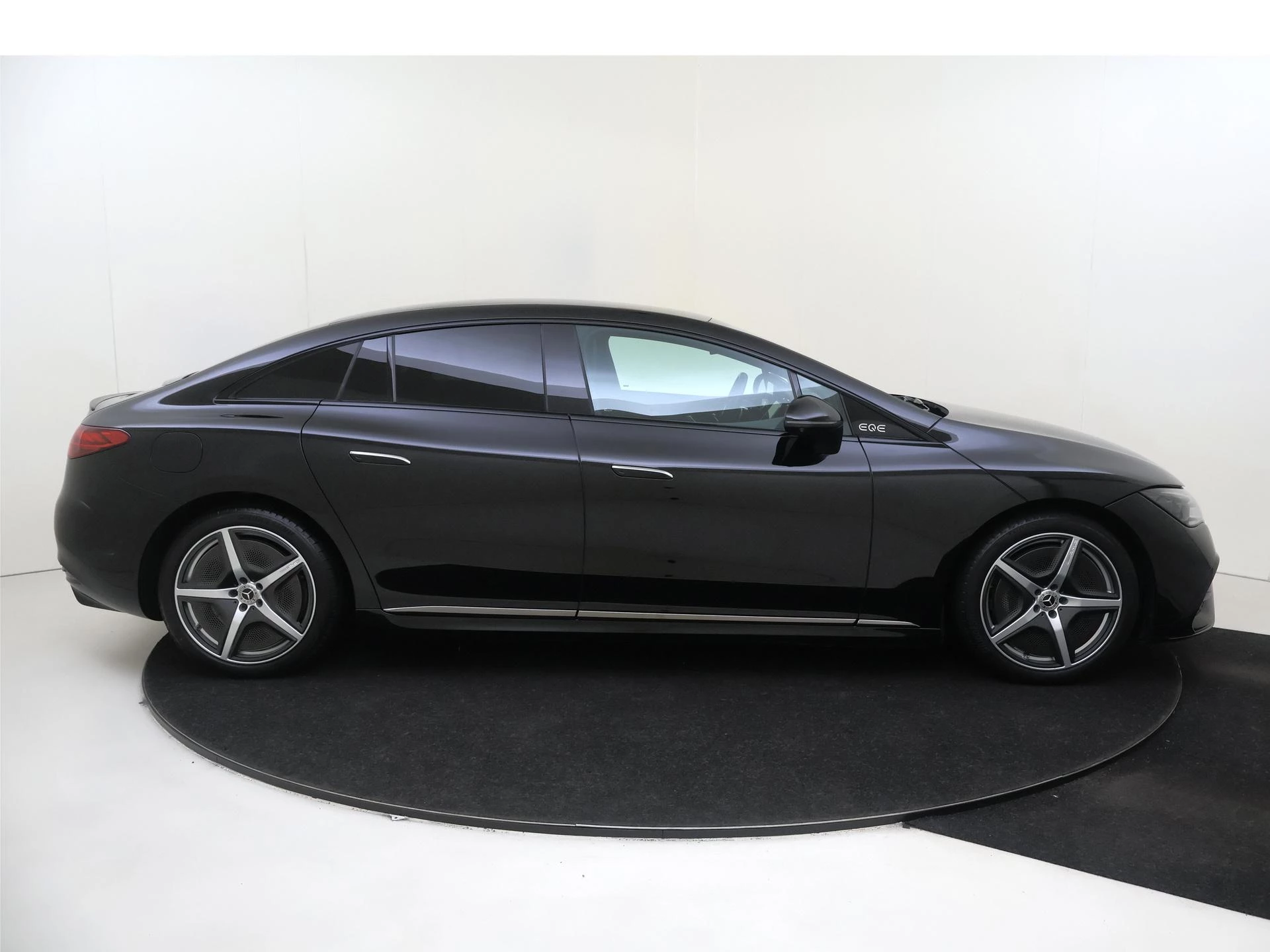 Mercedes-Benz-EQE-image-8