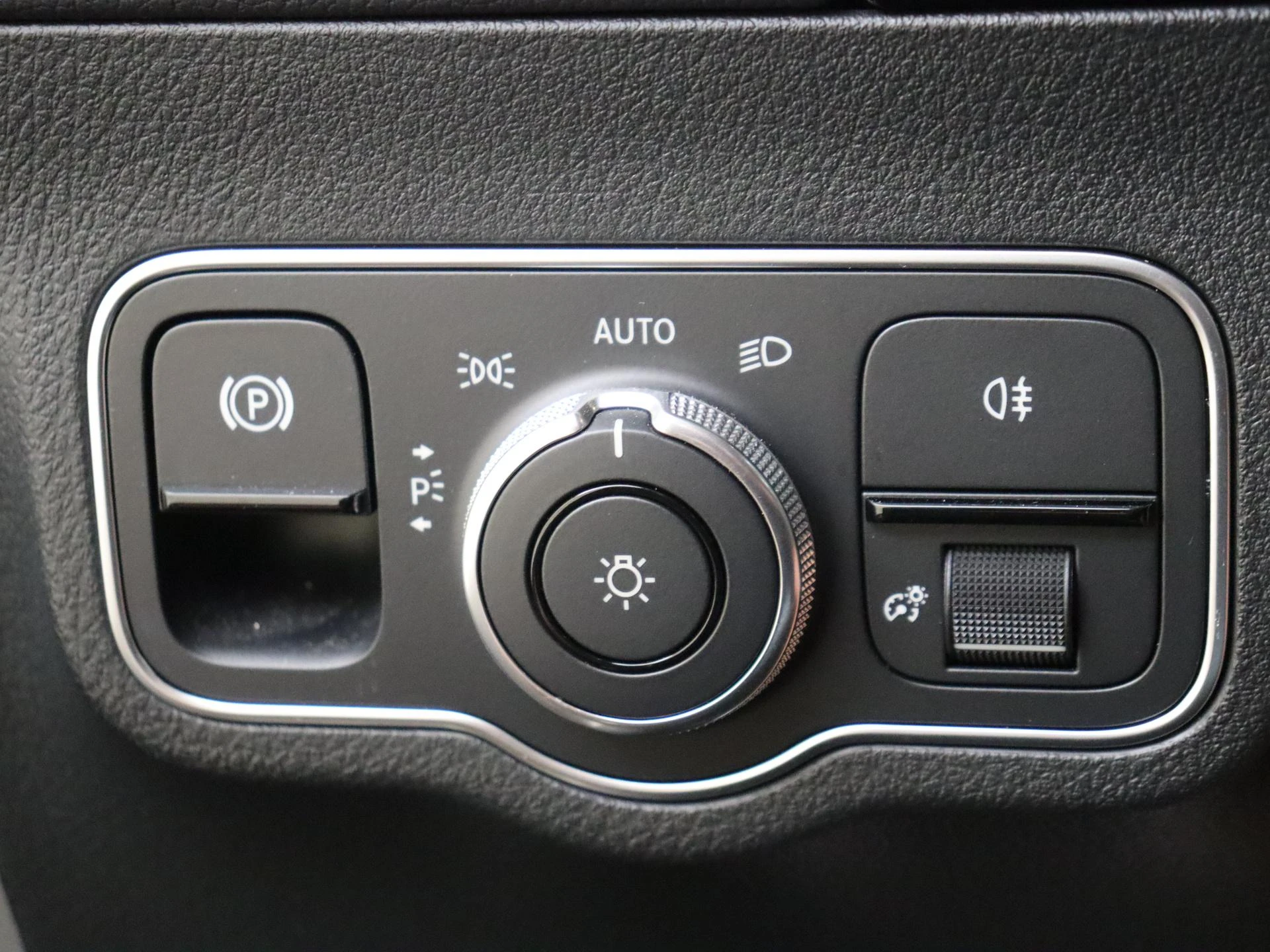 Mercedes-Benz-GLA-image-23