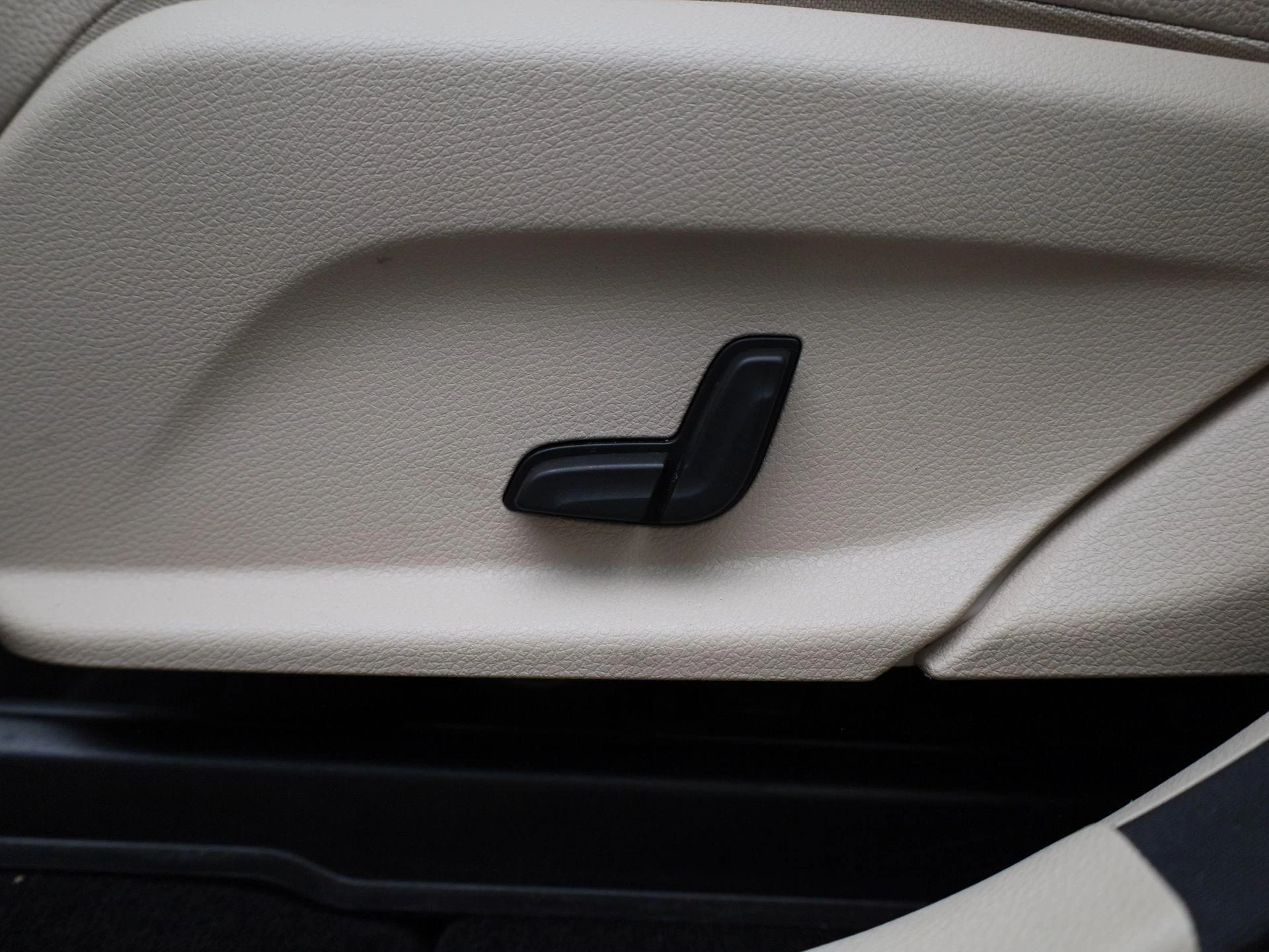 Mercedes-Benz-GLC-image-31