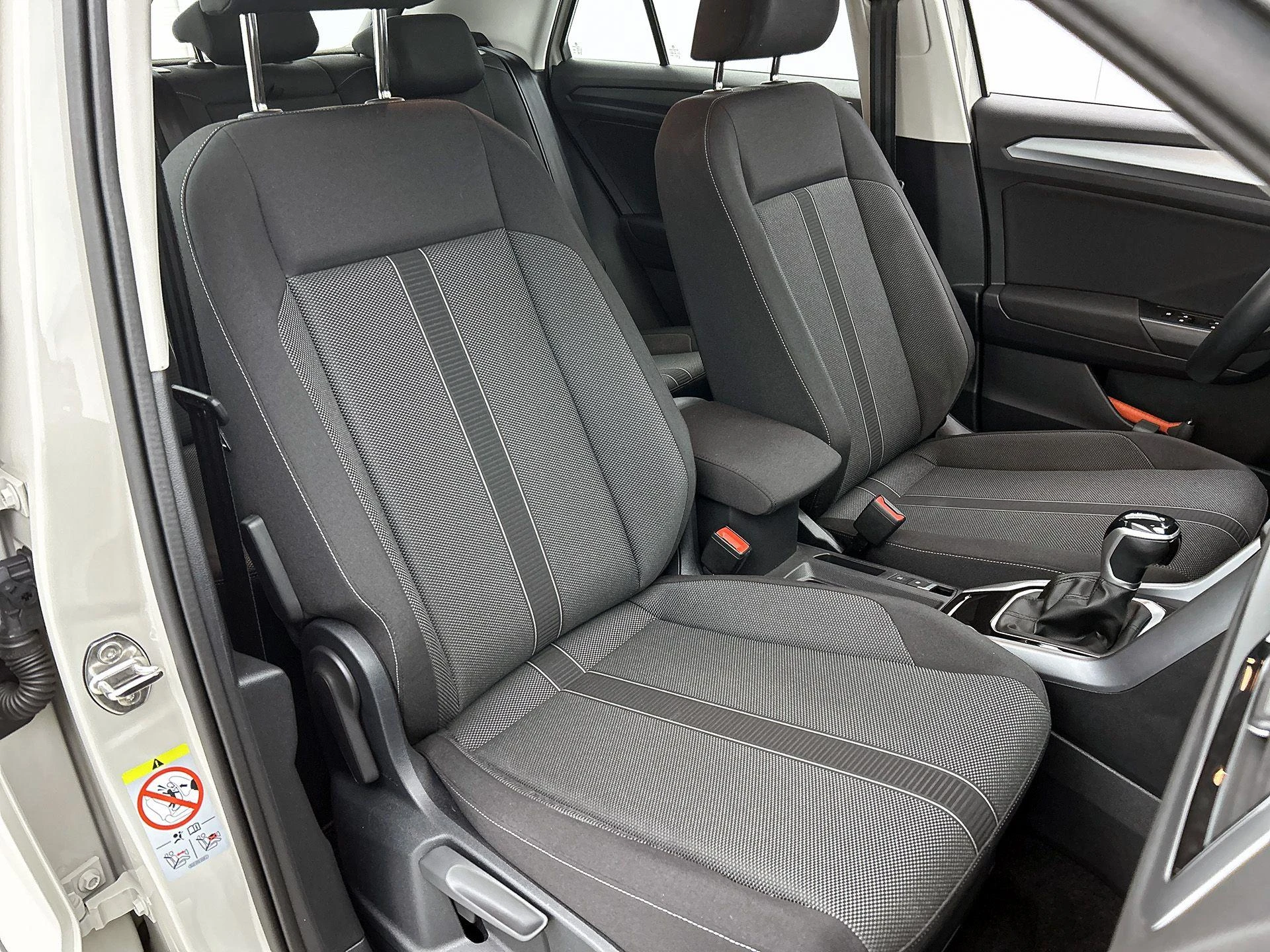 Volkswagen-T-Roc-image-43