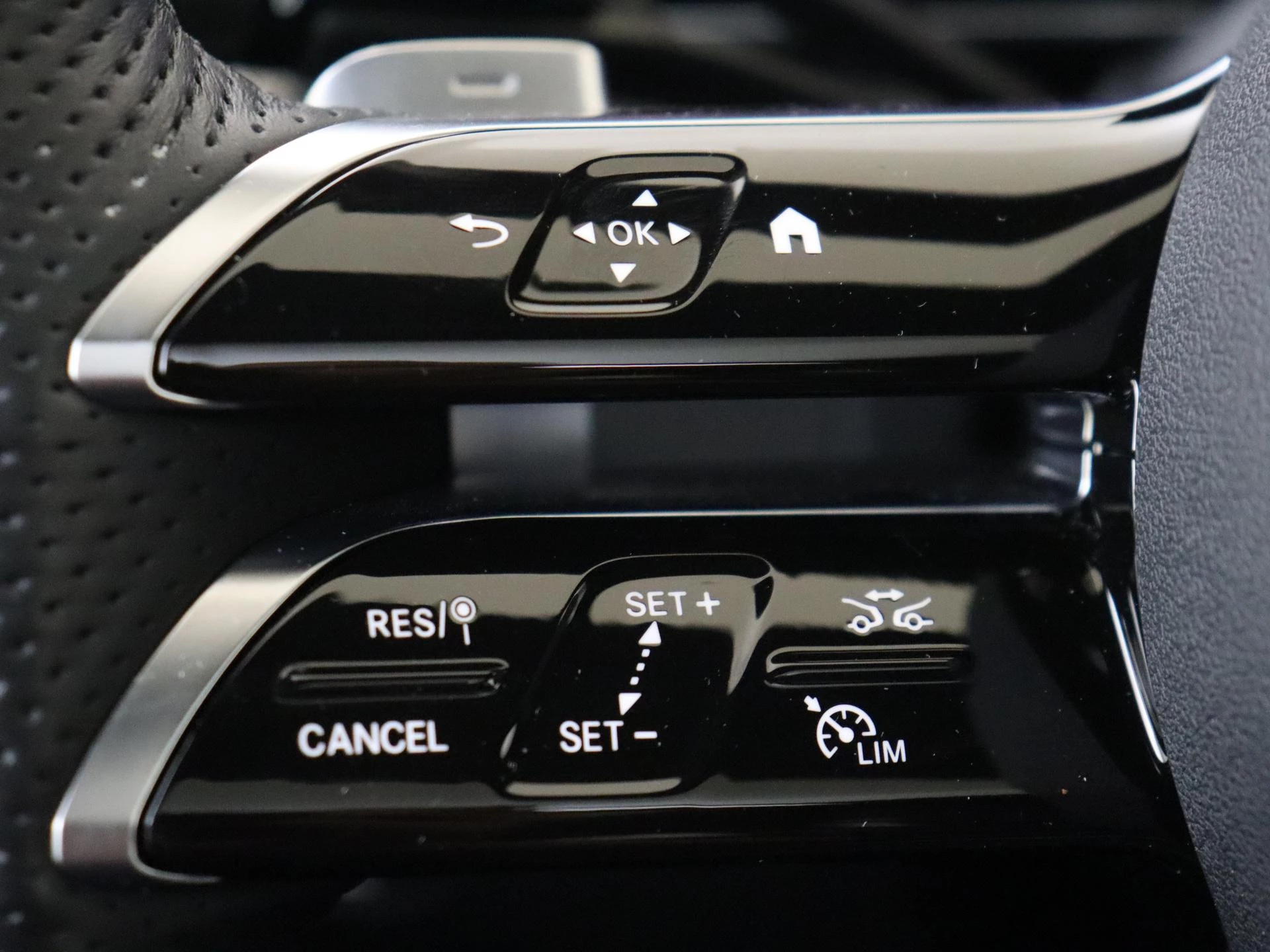 Mercedes-Benz-GLC-image-16
