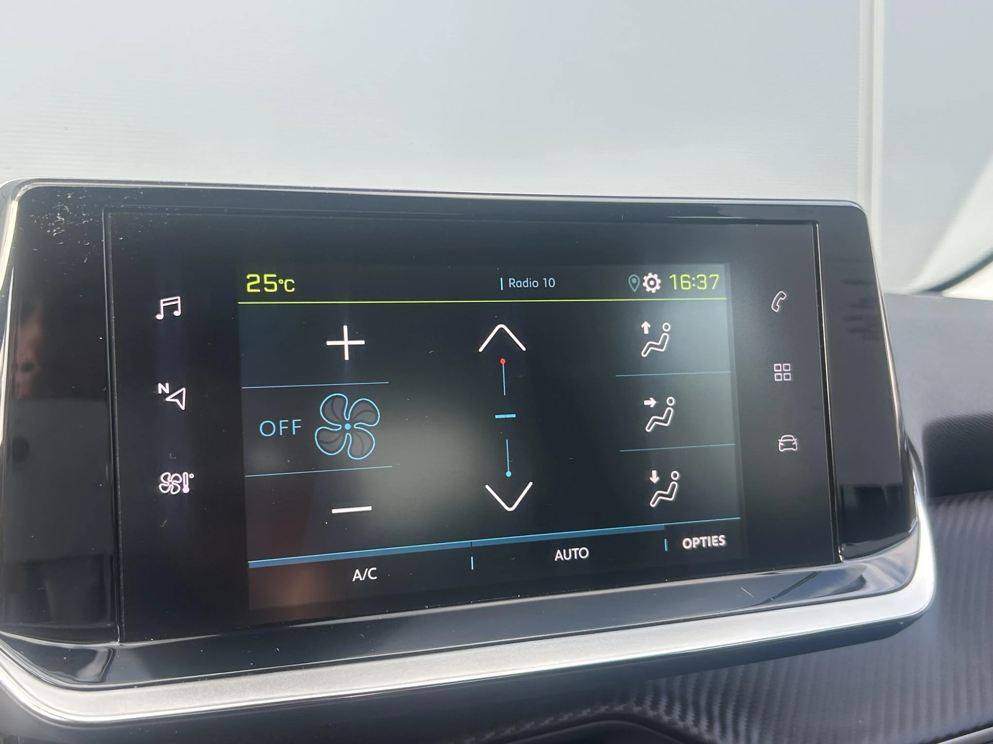 Peugeot-e-208-image-15