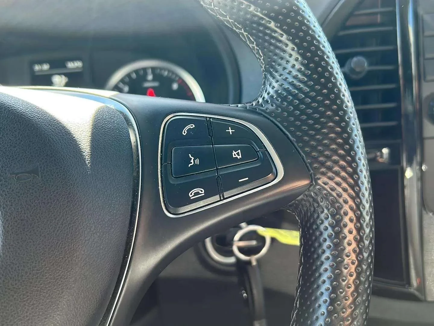 Mercedes-Benz-Vito-image-13