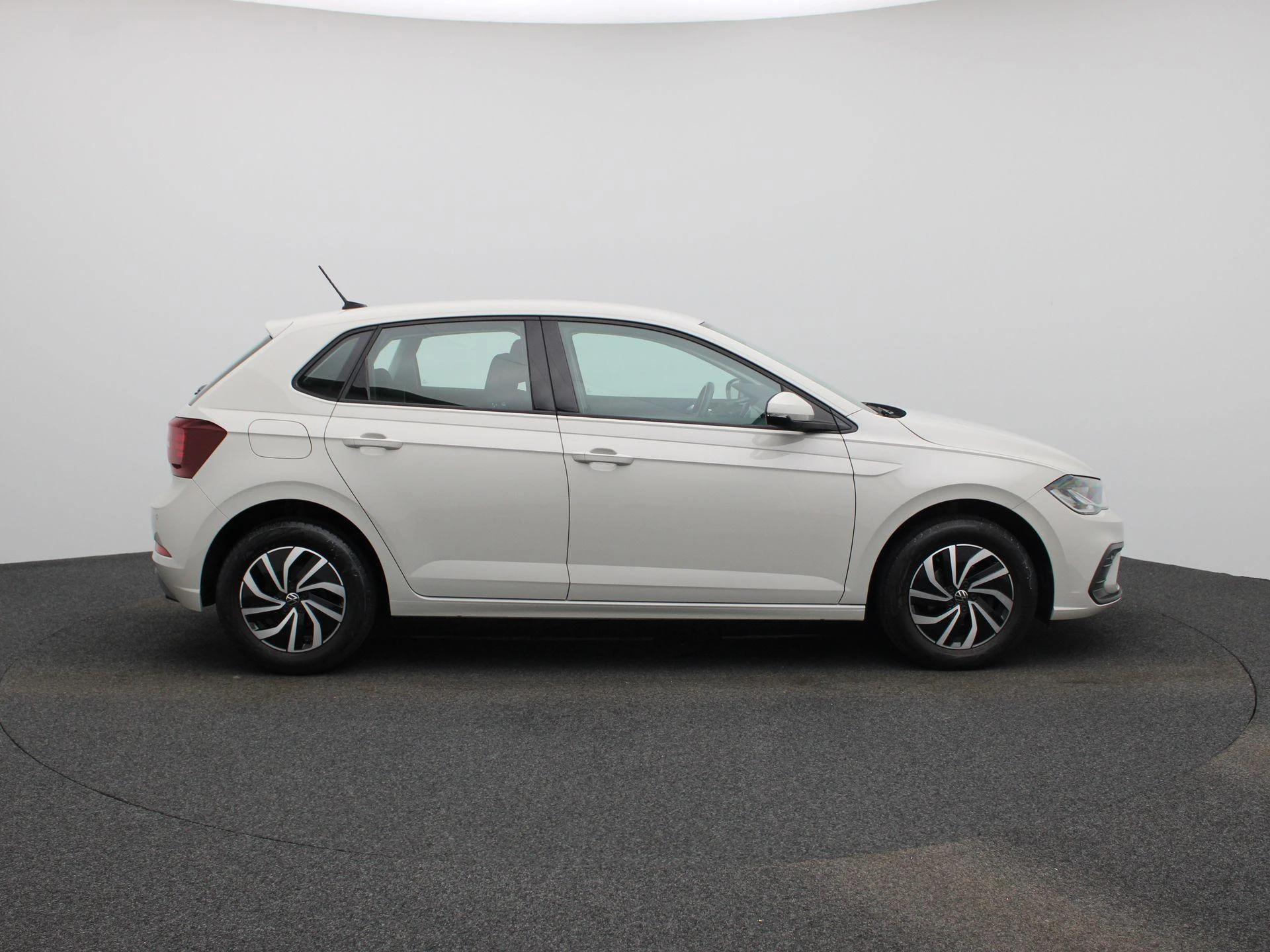 Volkswagen-Polo-image-5