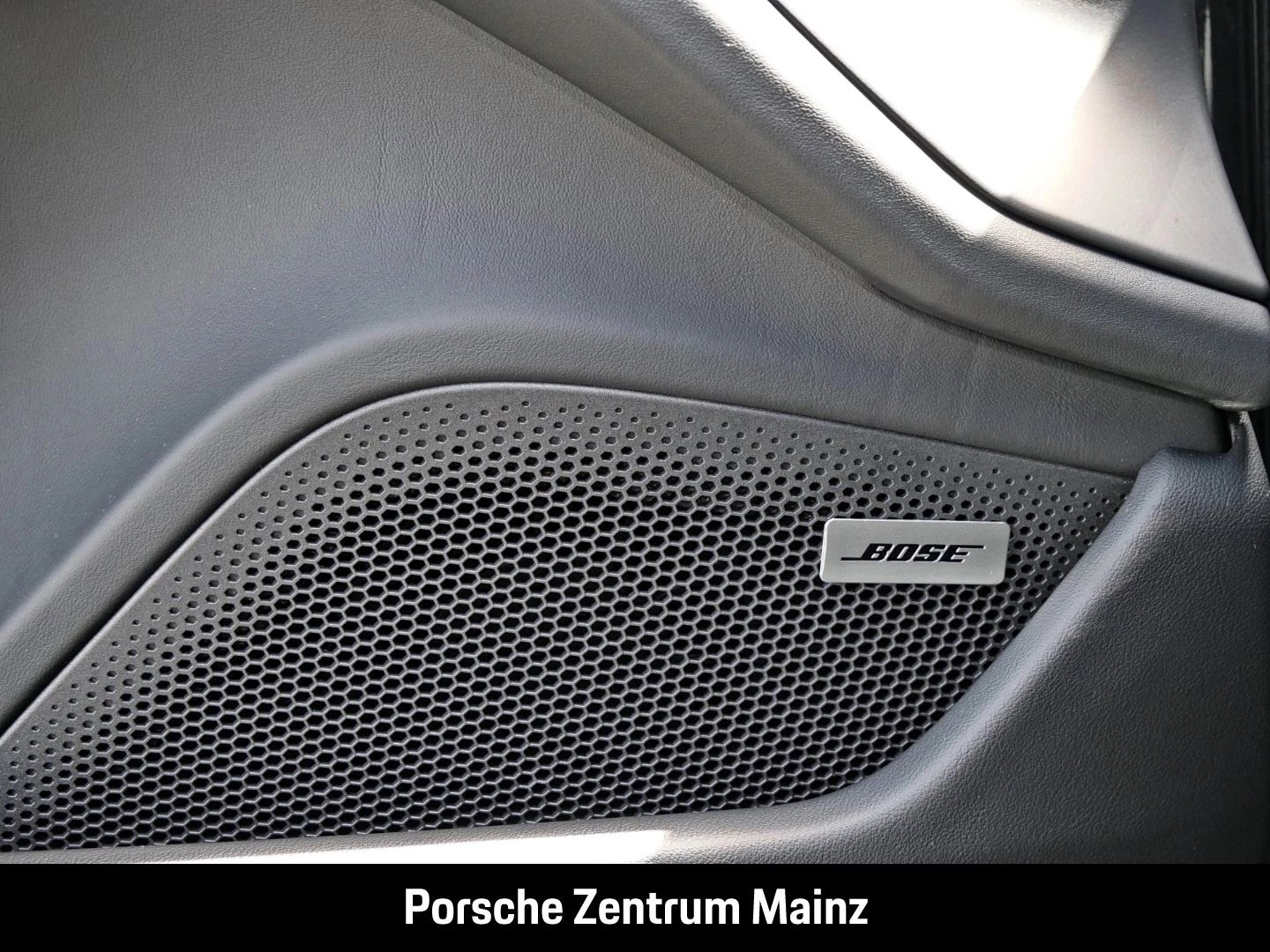 Porsche Taycan Black Edition InnoDrive HA-Lenkung HeadUp black edition