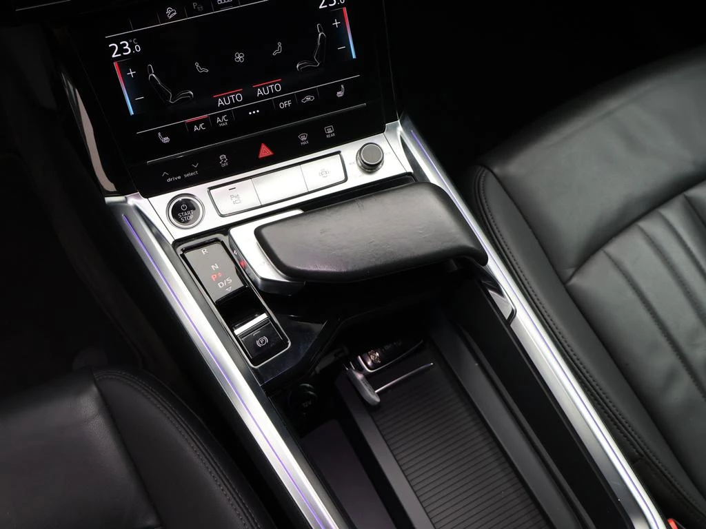 Audi e-tron Audi e-tron Attraction 55 QUATTRO 408PK *AUTOMAAT*CAMERA*LEDER*PDC*ACC*NAVI*VIRTUAL COCKPIT*...*