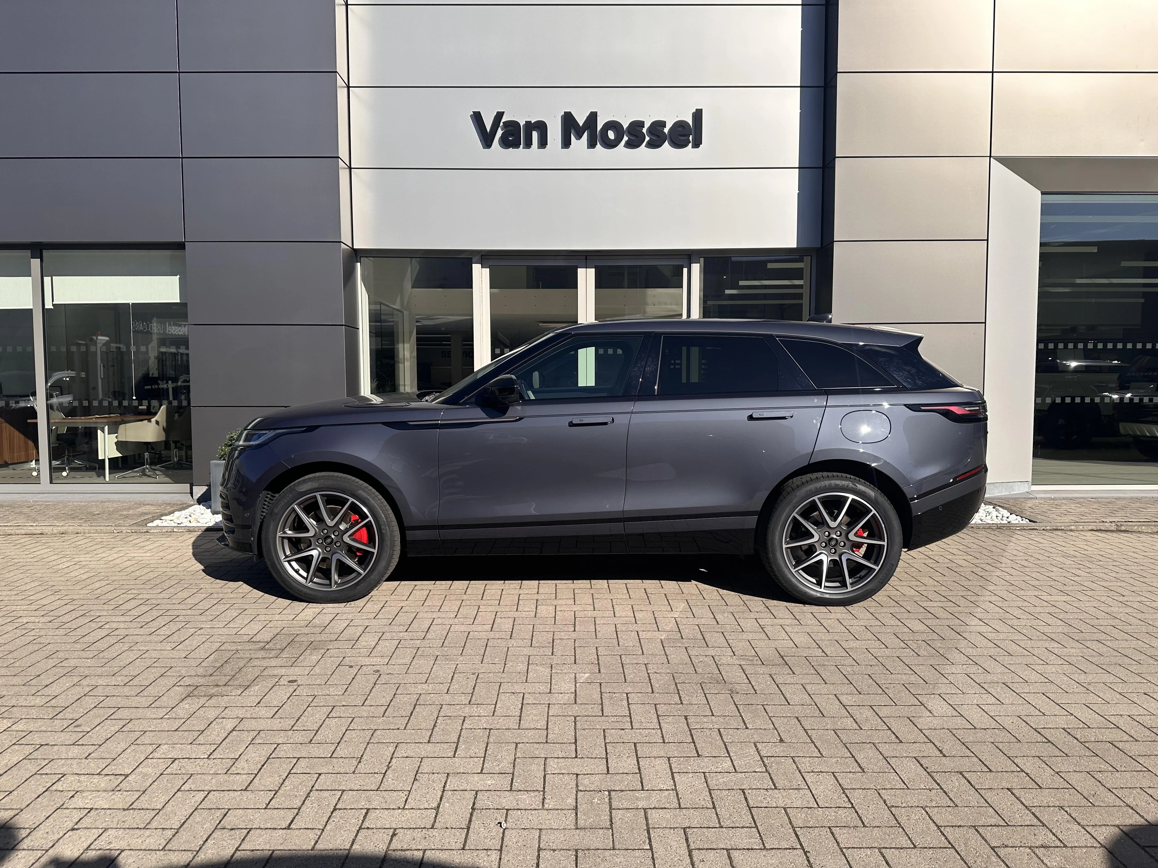 Land Rover-Range Rover Velar-image-4