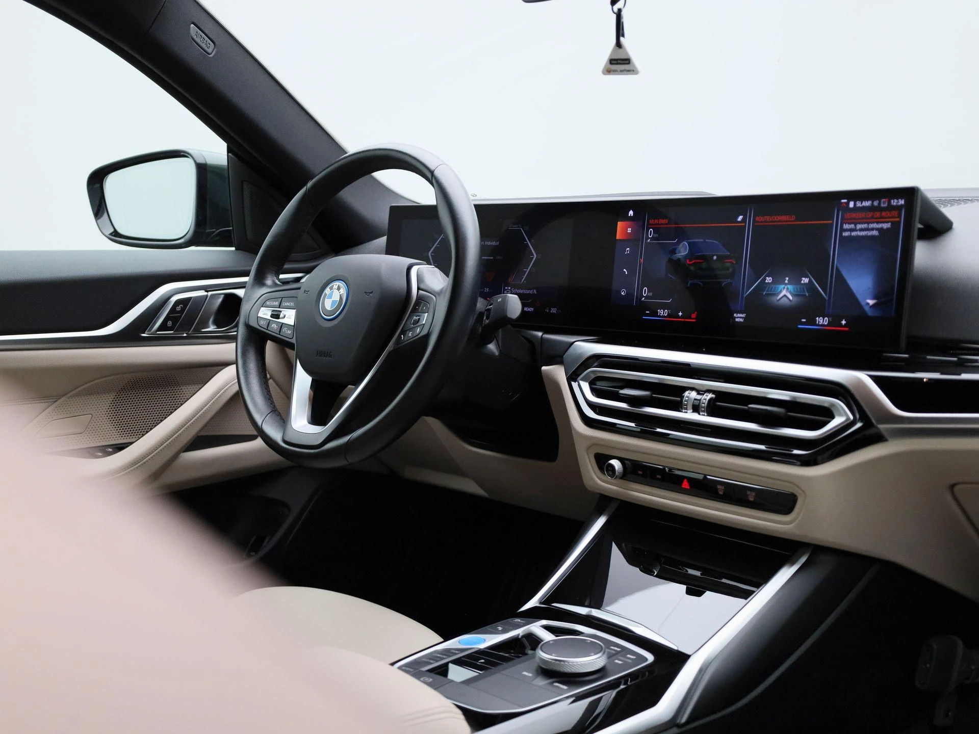 BMW-i4-image-40
