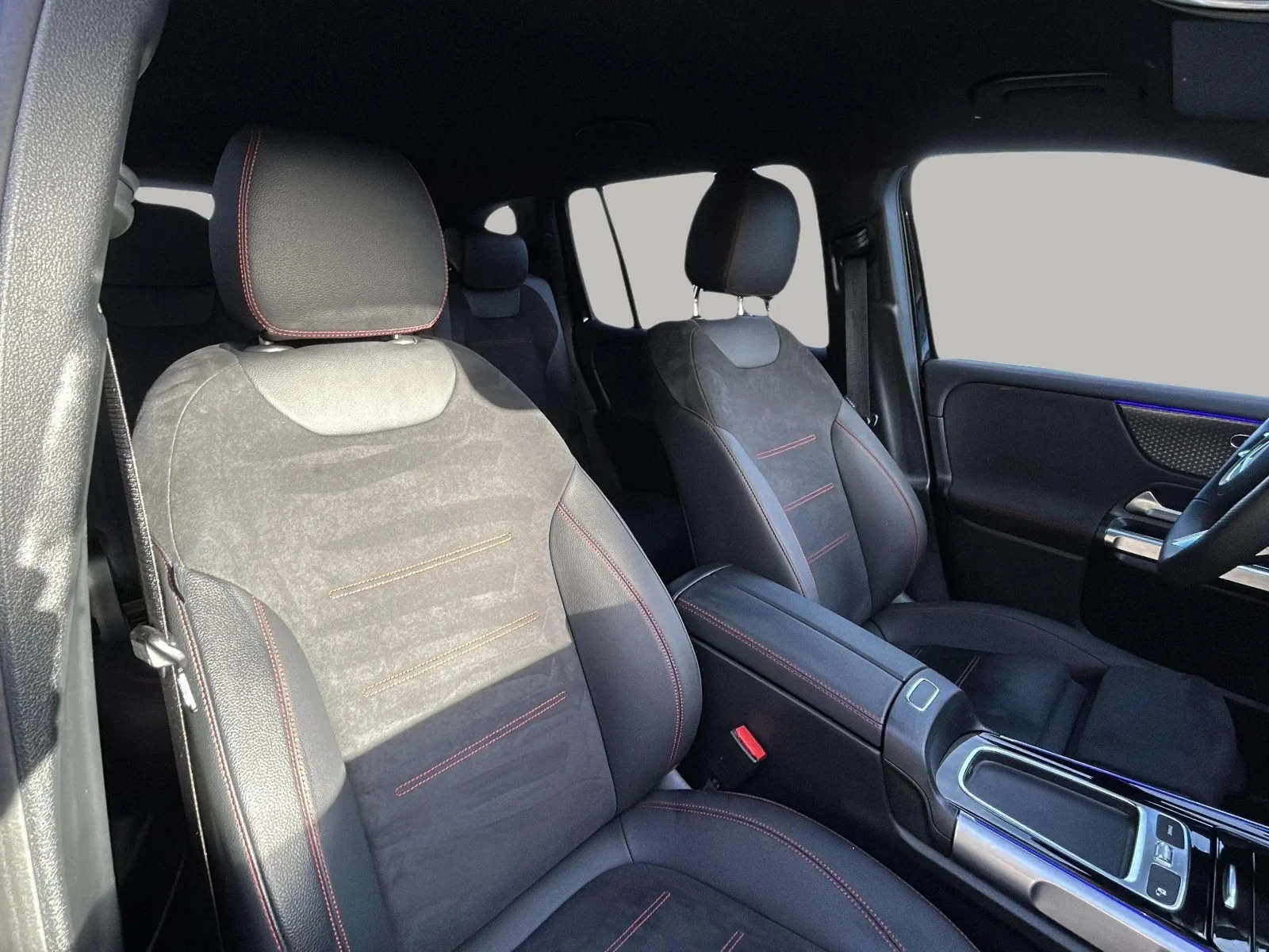 Mercedes-Benz-EQB-image-9