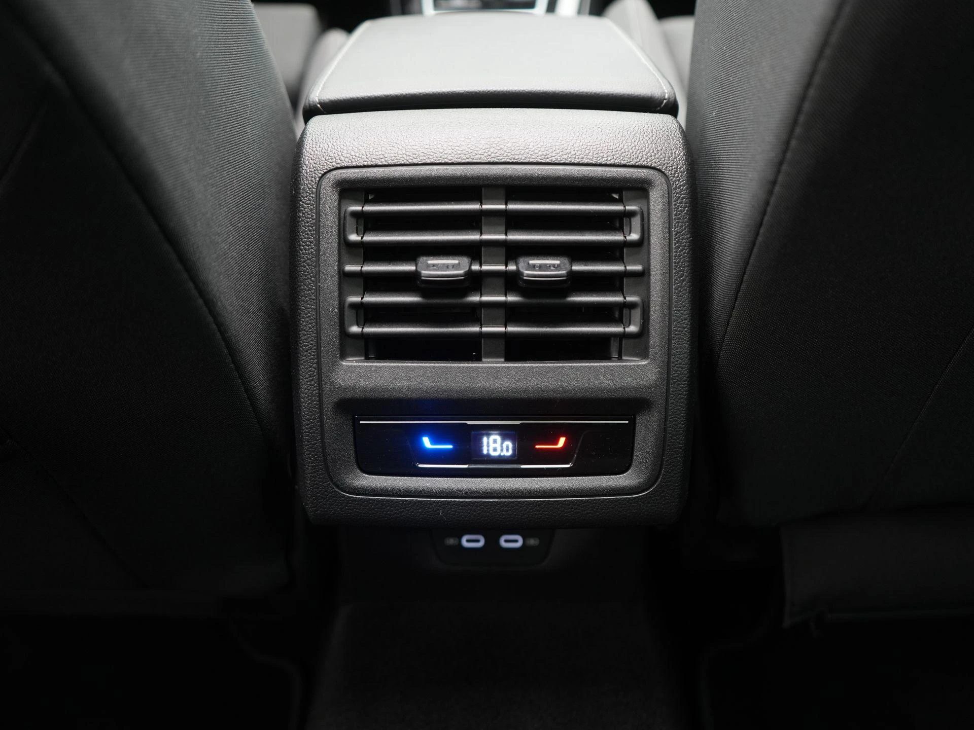 Volkswagen-Golf-image-34