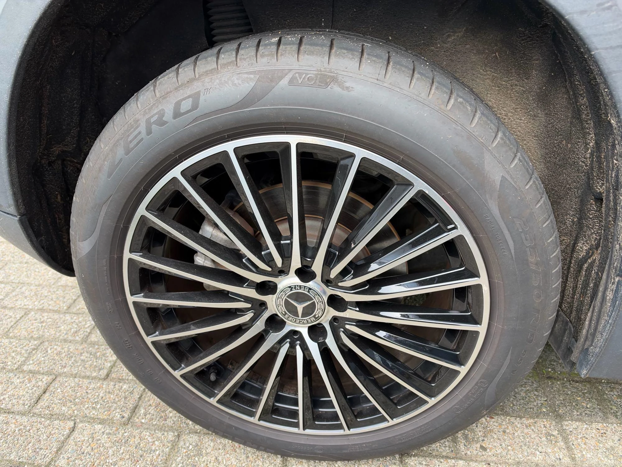 Mercedes-Benz-GLA-image-12