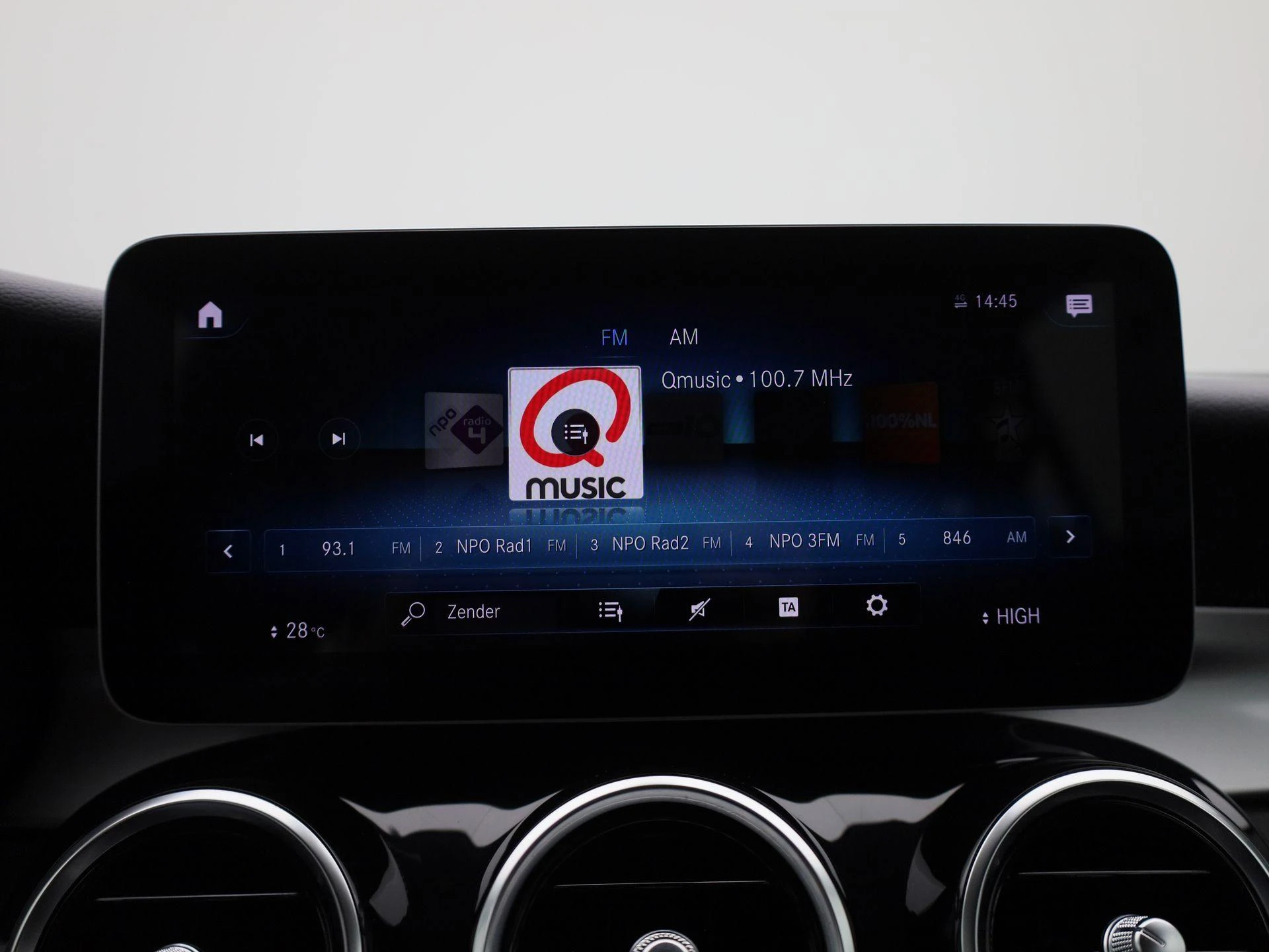 Mercedes-Benz-GLC-image-21
