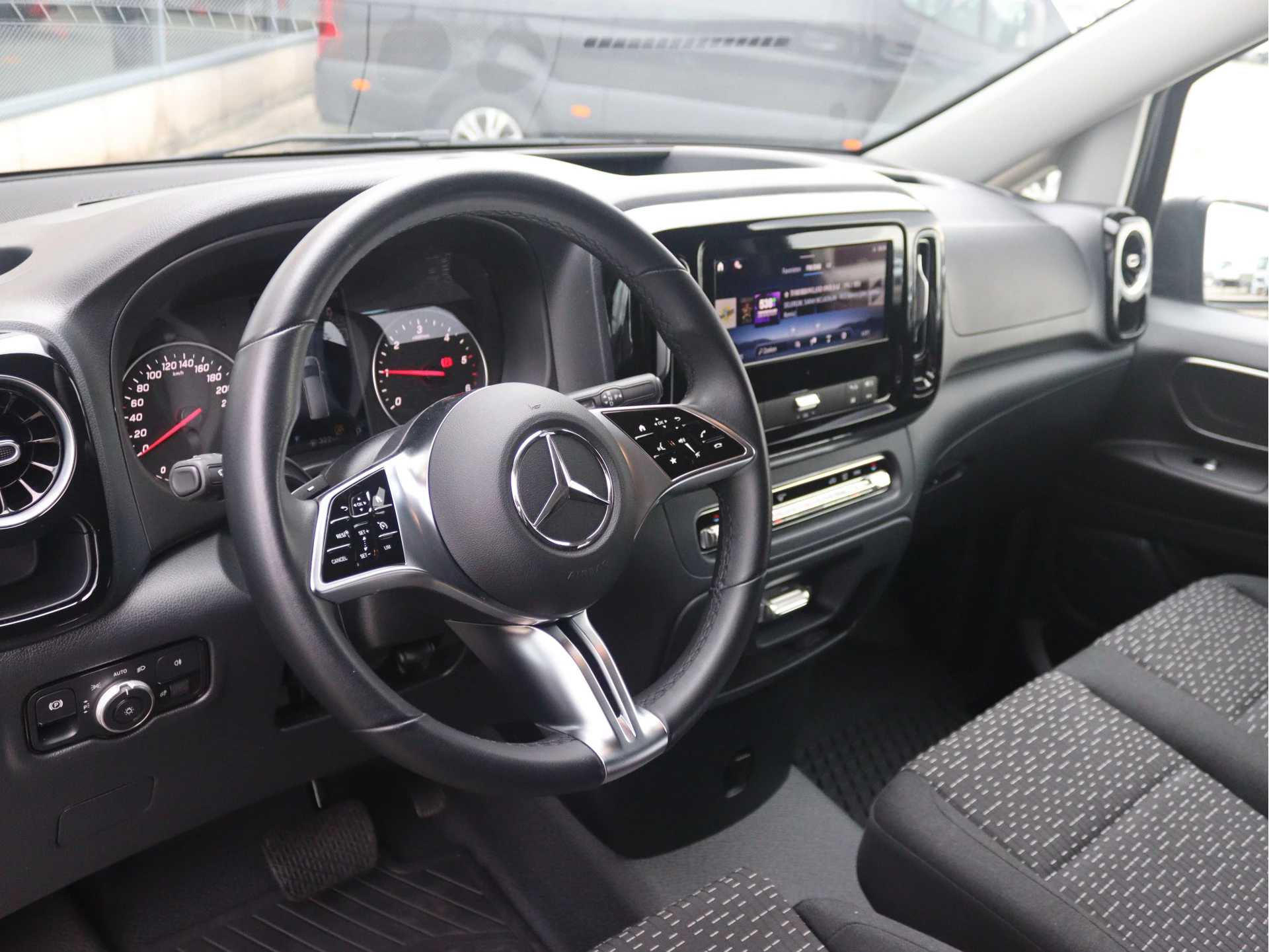 Mercedes-Benz-Vito-image-3