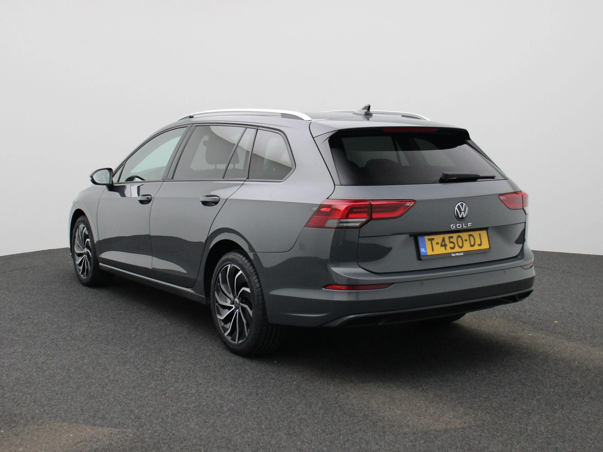 Volkswagen-Golf-image-1