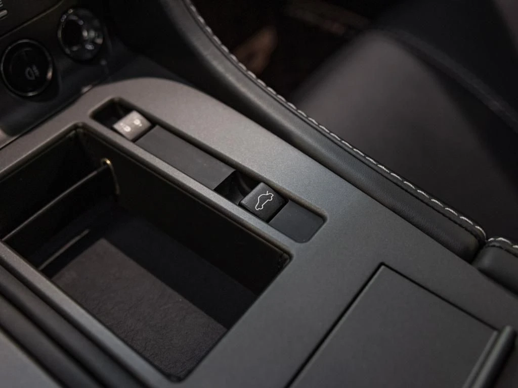 Aston Martin-V8 Vantage-image-27