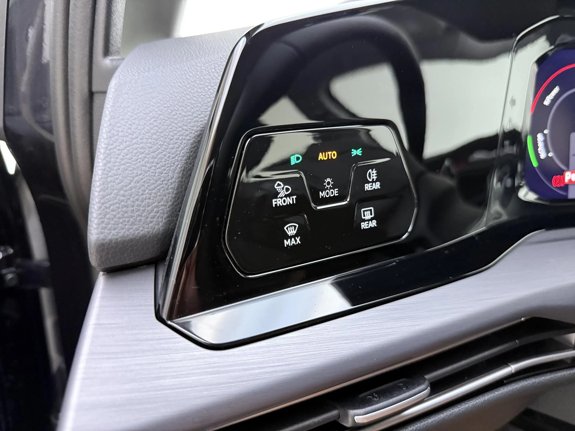 Volkswagen-Golf-image-16