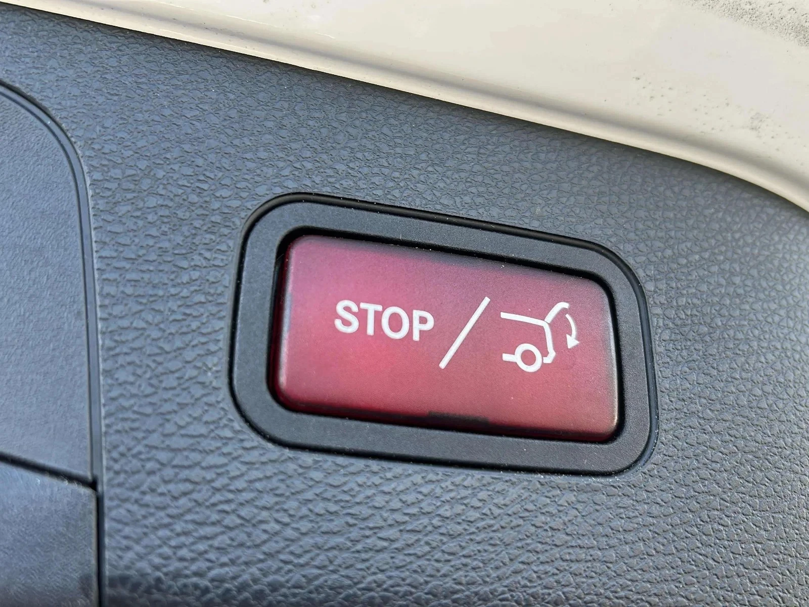 Mercedes-Benz-EQC-image-22