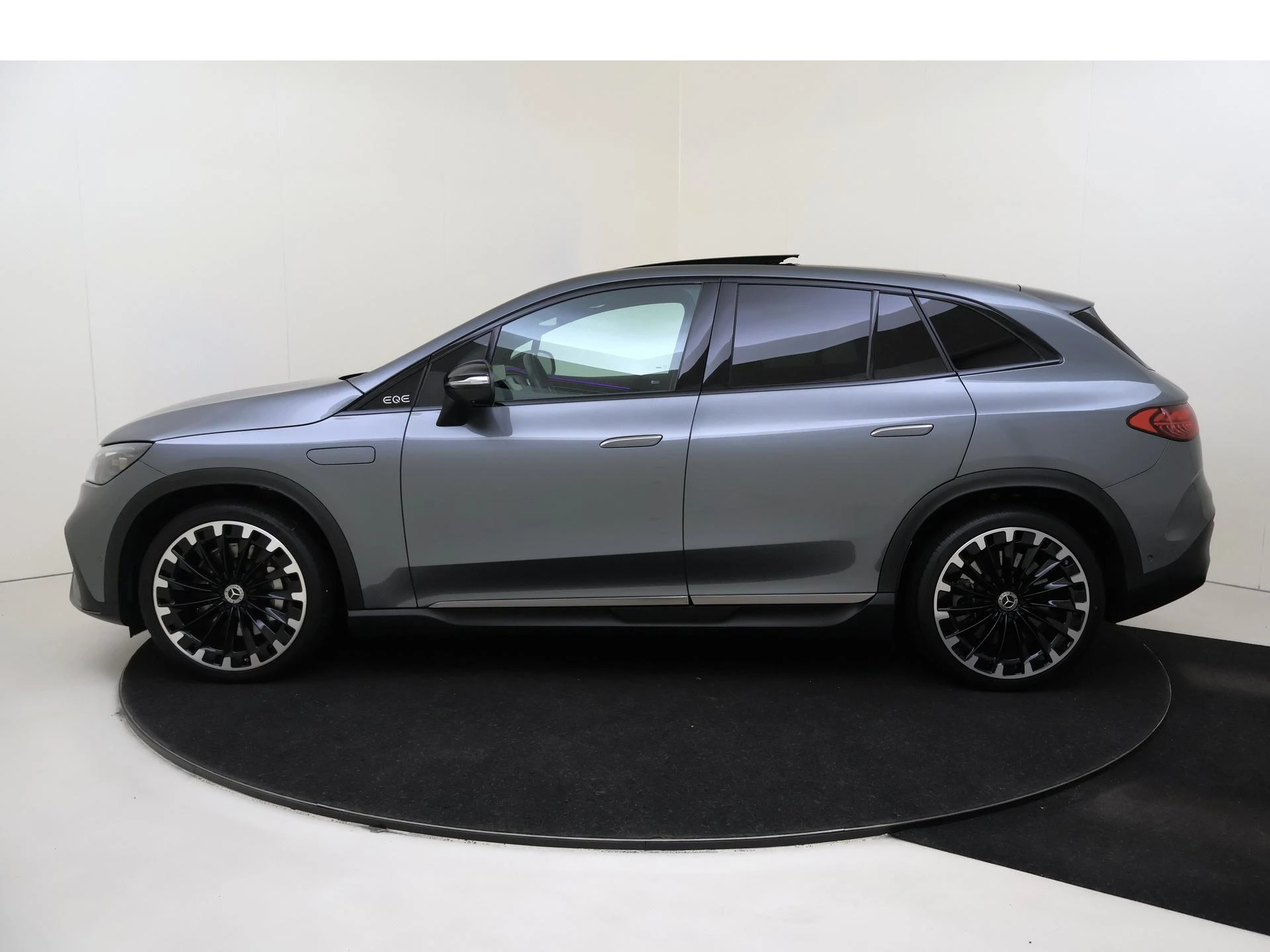 Mercedes-Benz-EQE-image-7