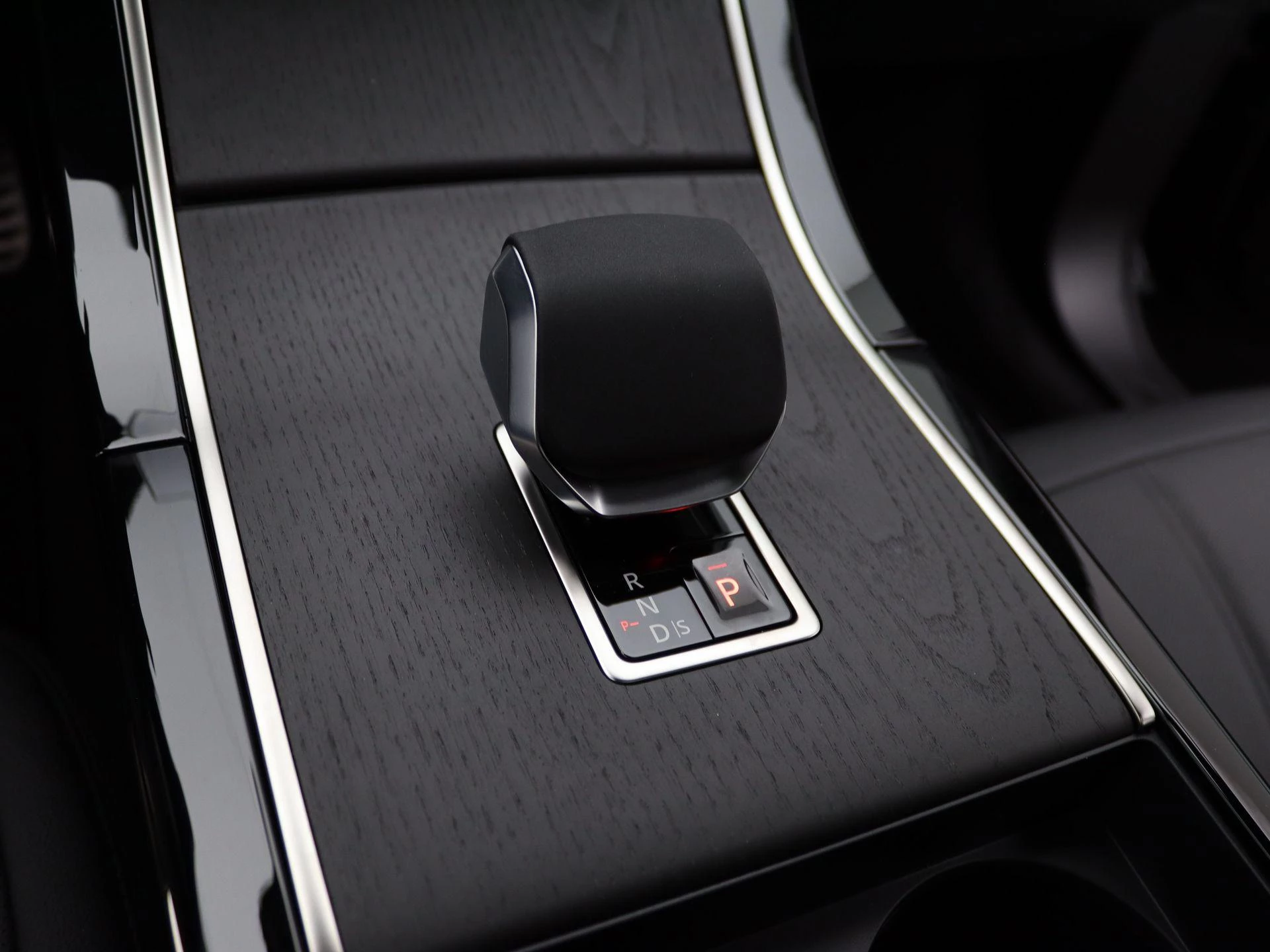 Land Rover-Range Rover Evoque-image-17