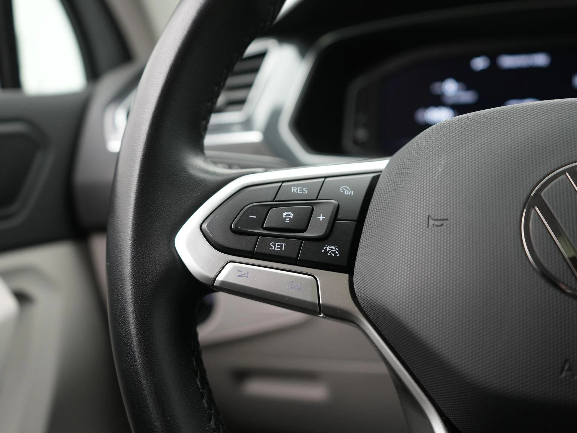 Volkswagen-Tiguan-image-31