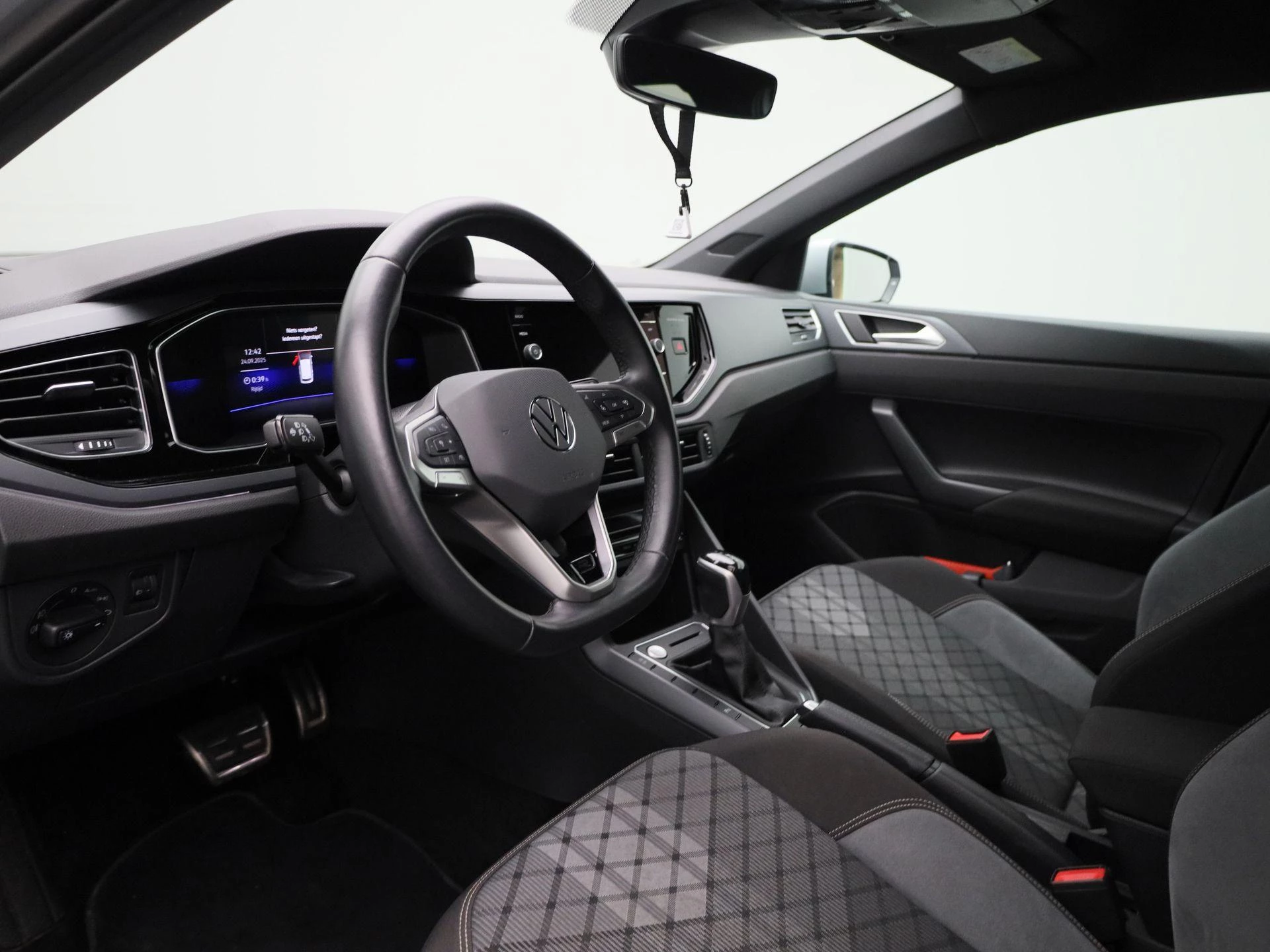 Volkswagen-Polo-image-29